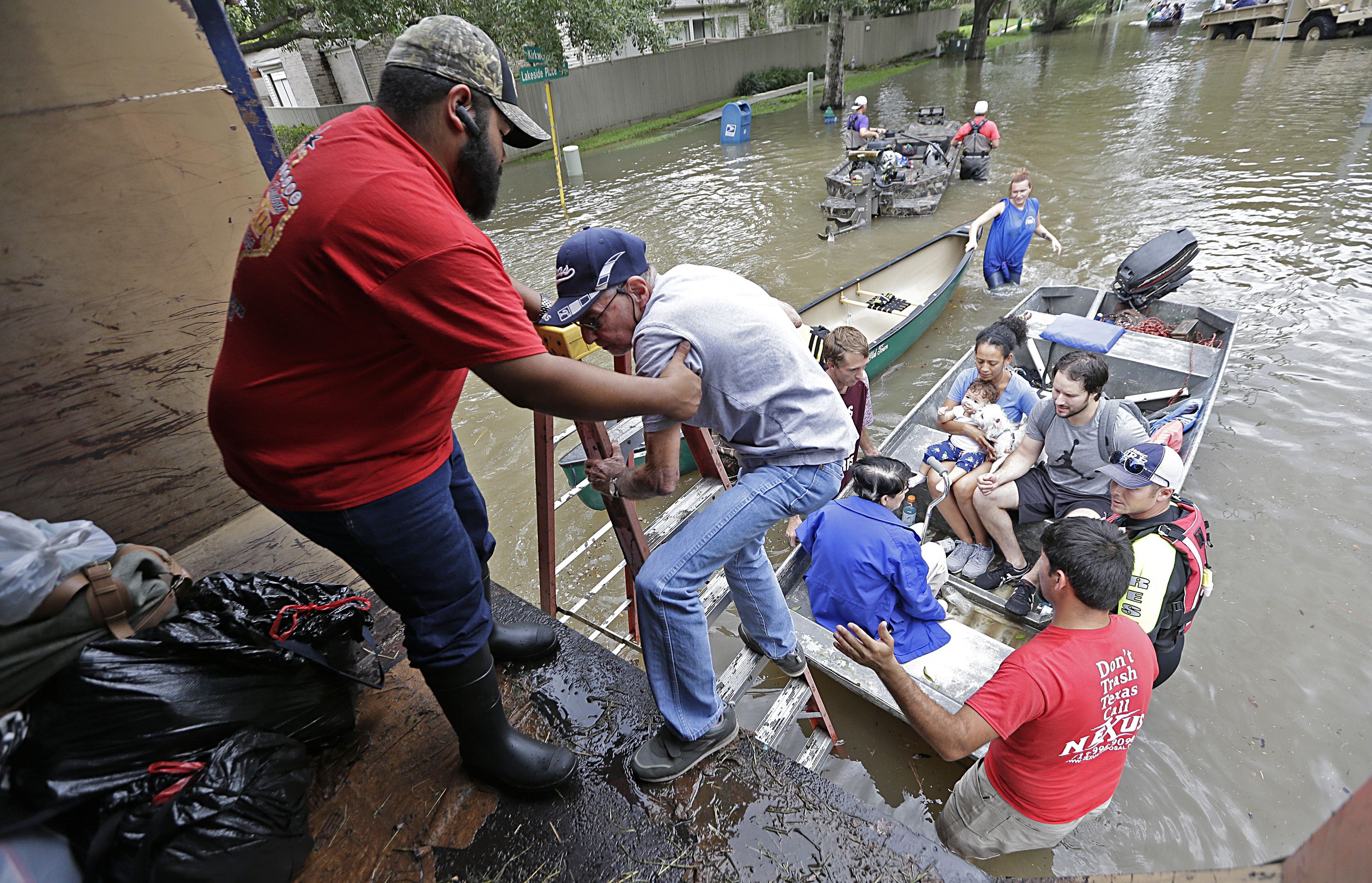 انقاذ متضررى اعصار هارفى فى ولاية لويزيانا