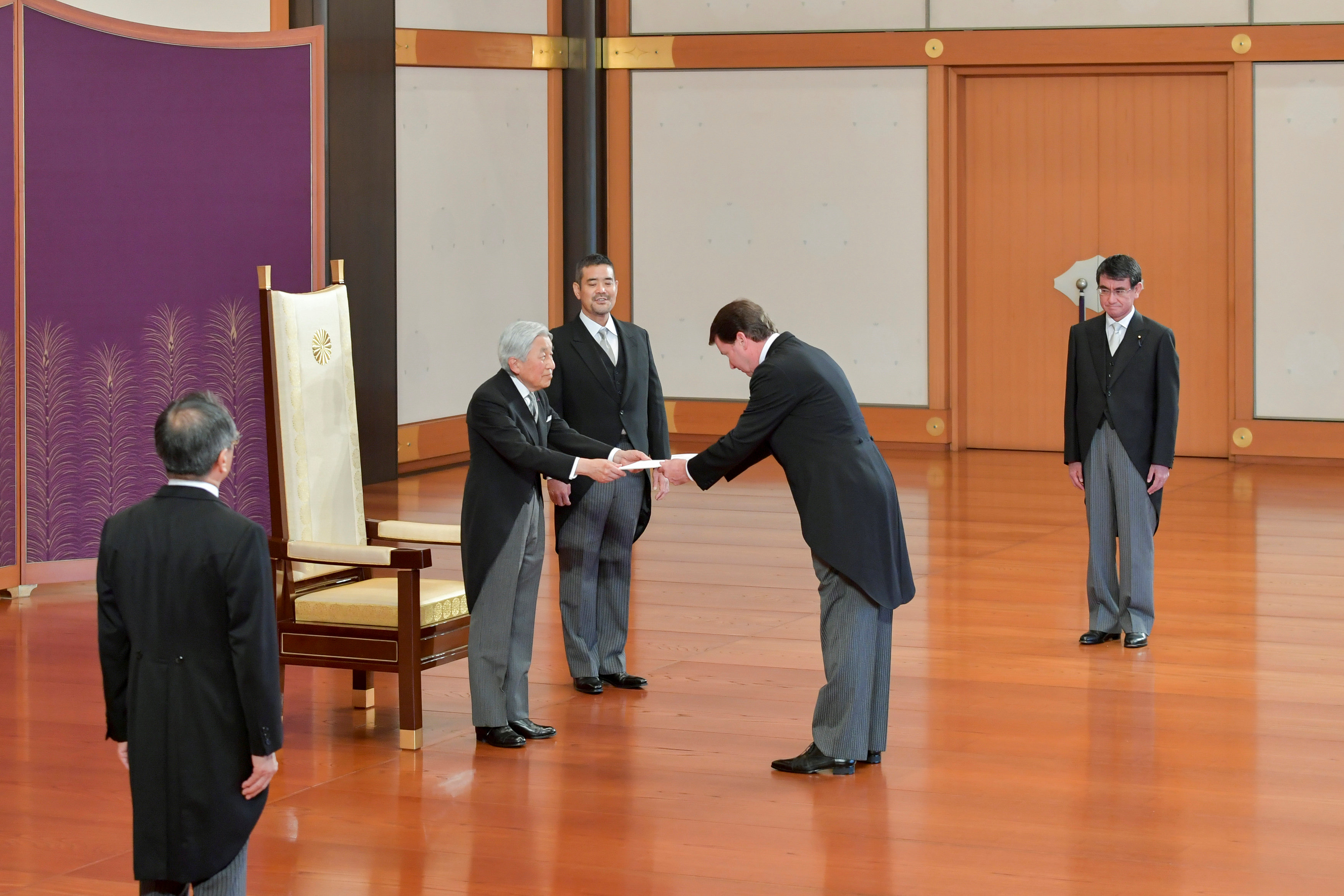 امبراطور اليابان يستقبل السفير الأمريكى الجديد لدى طوكيو