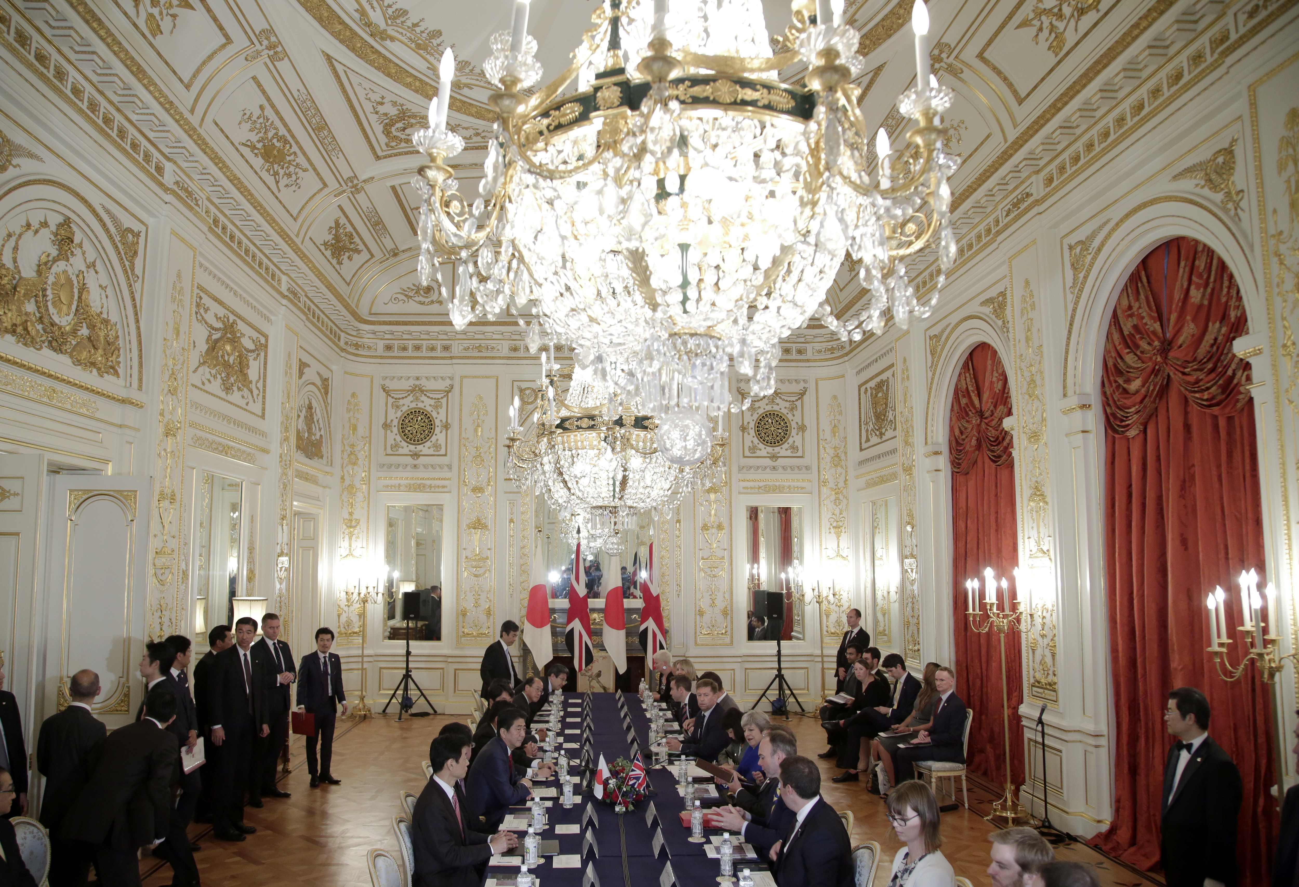 اجتماع موسع بين رئيسا وزراء بريطانيا واليابان