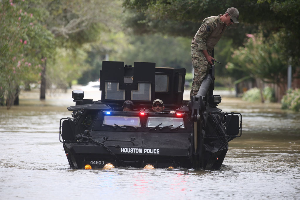 سيارة-لقوات-الأمن-تتوغل-وسط-مياه-اعصار-هارفى-بتكساس