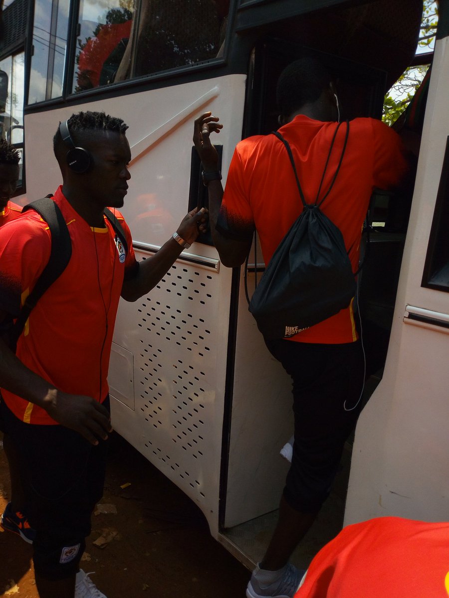 منتخب اوغندا في الطريق للملعب