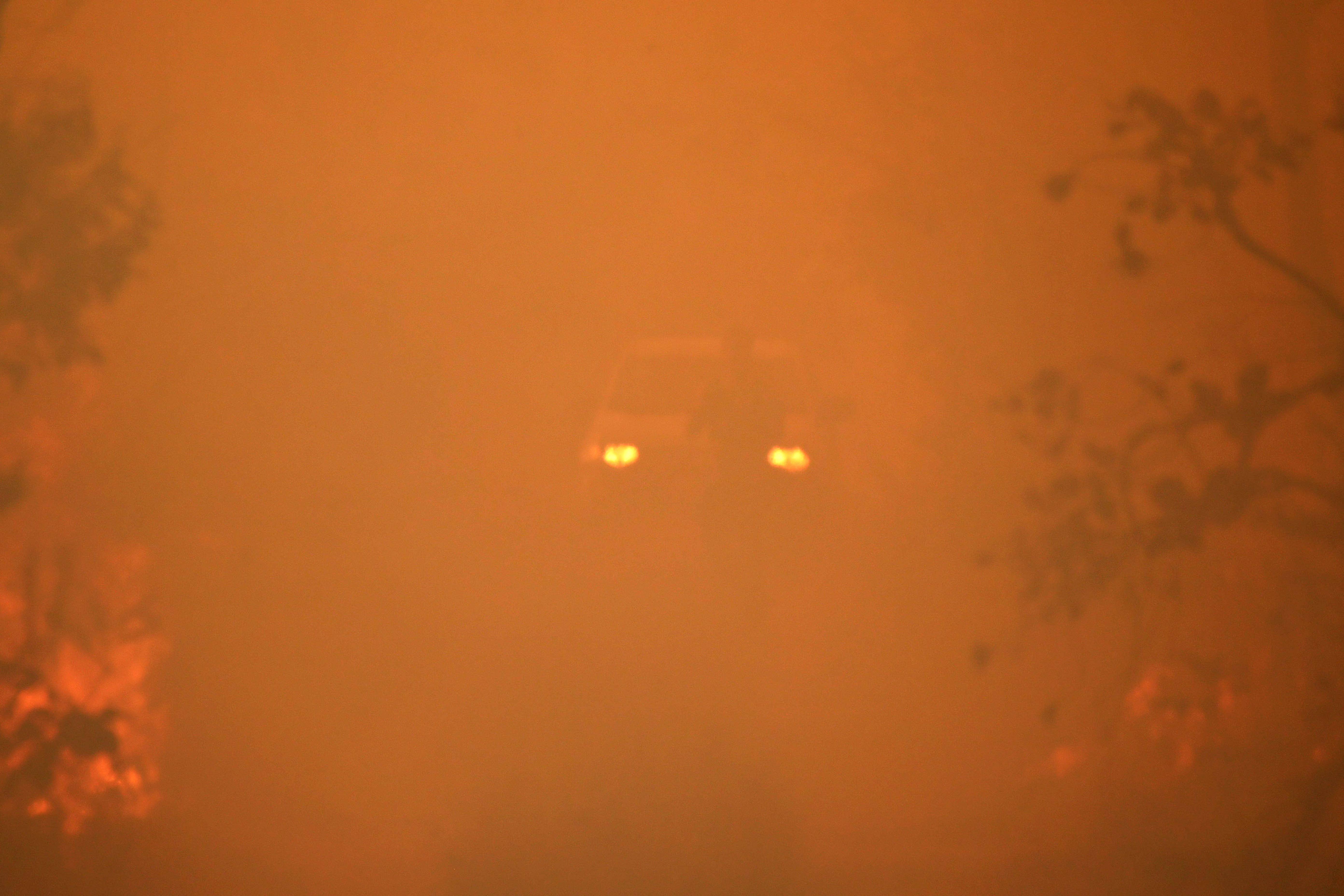سيارة تسير وسط حرائق الغابات فى البرازيل
