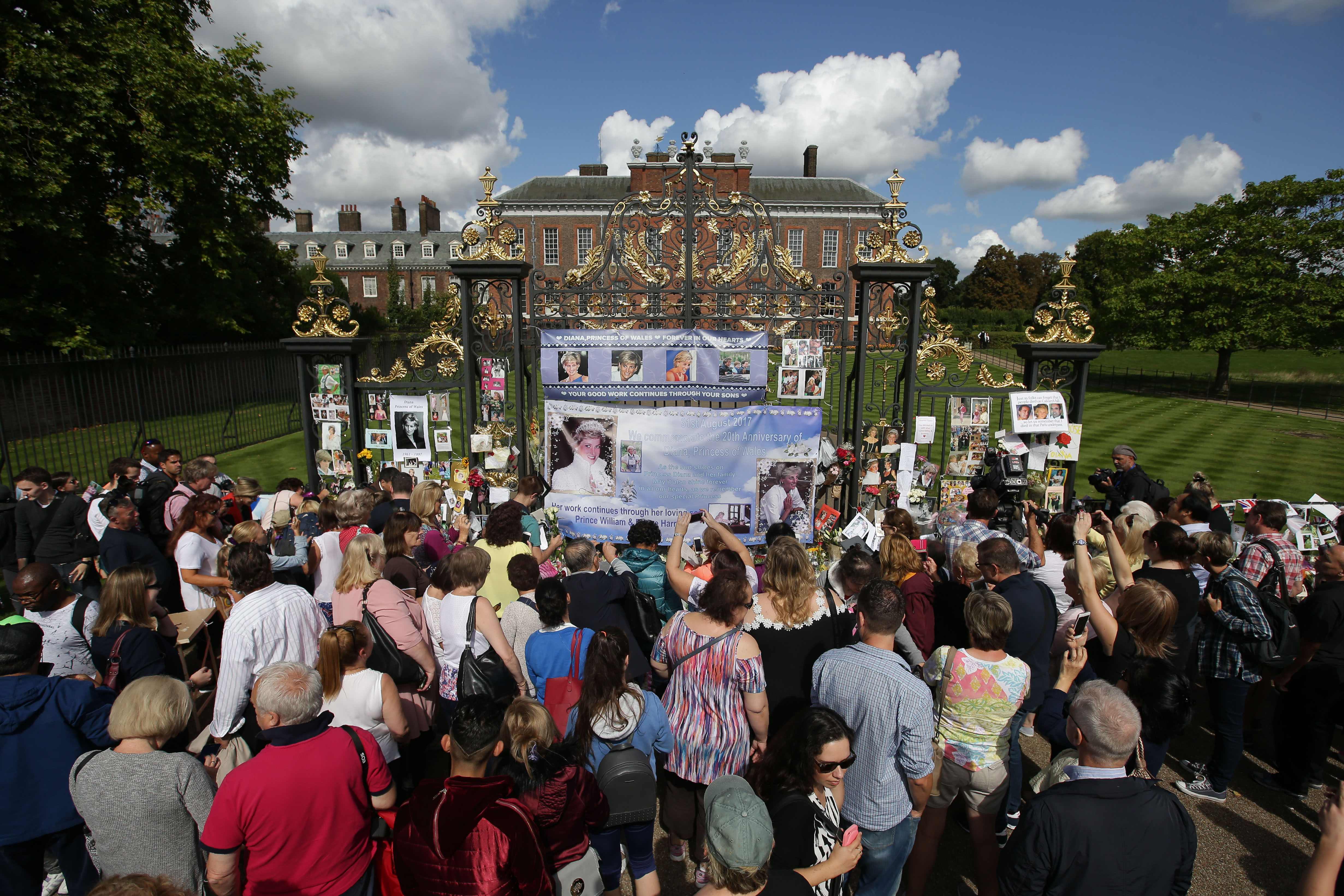 مئات البريطانيون يشاركون فى احياء ذكرى رحيل الأميرة ديانا