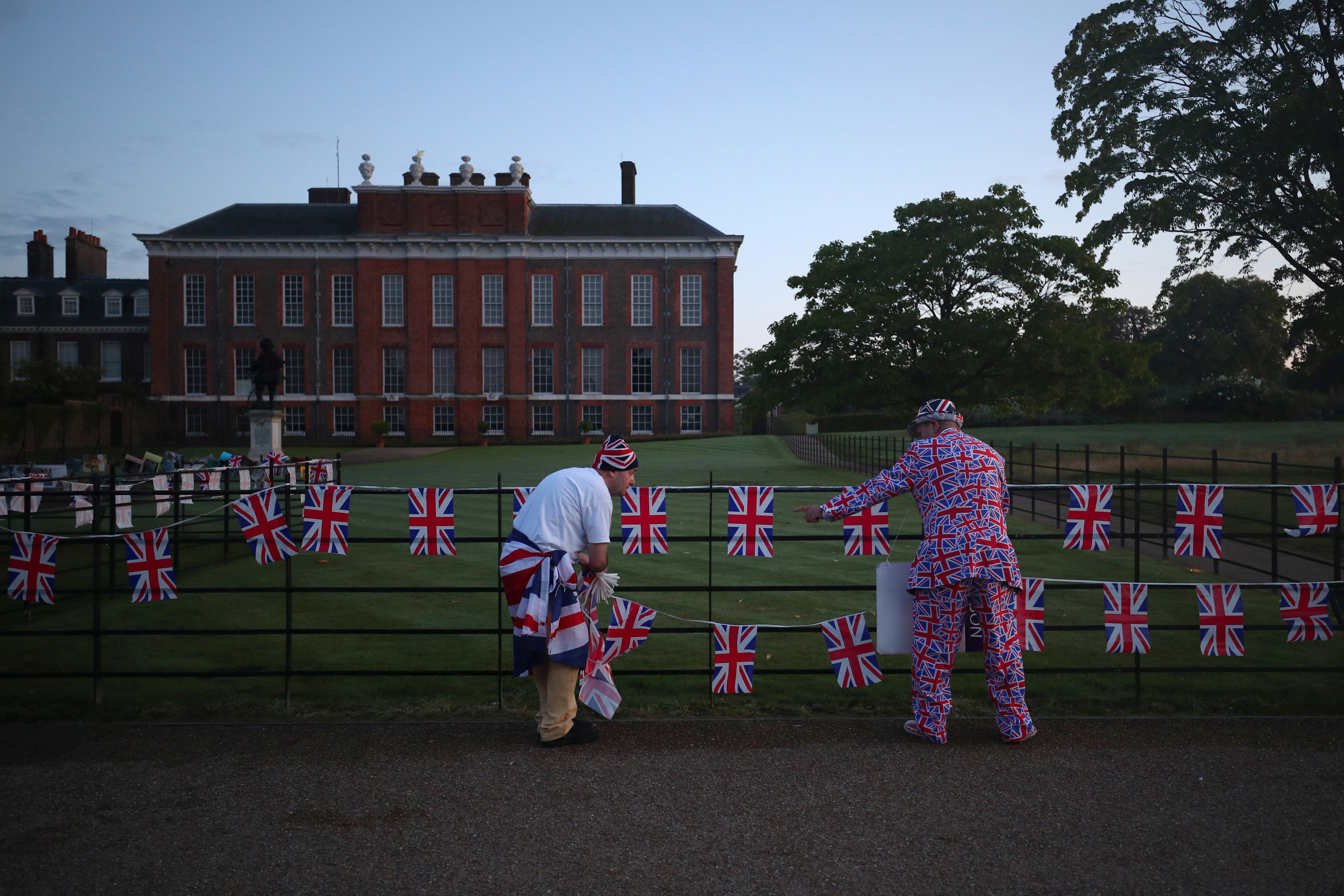 محبى الأميرة ديانة ينشرون أعلام بريطانيا فى محيط قصر كنسينجتون