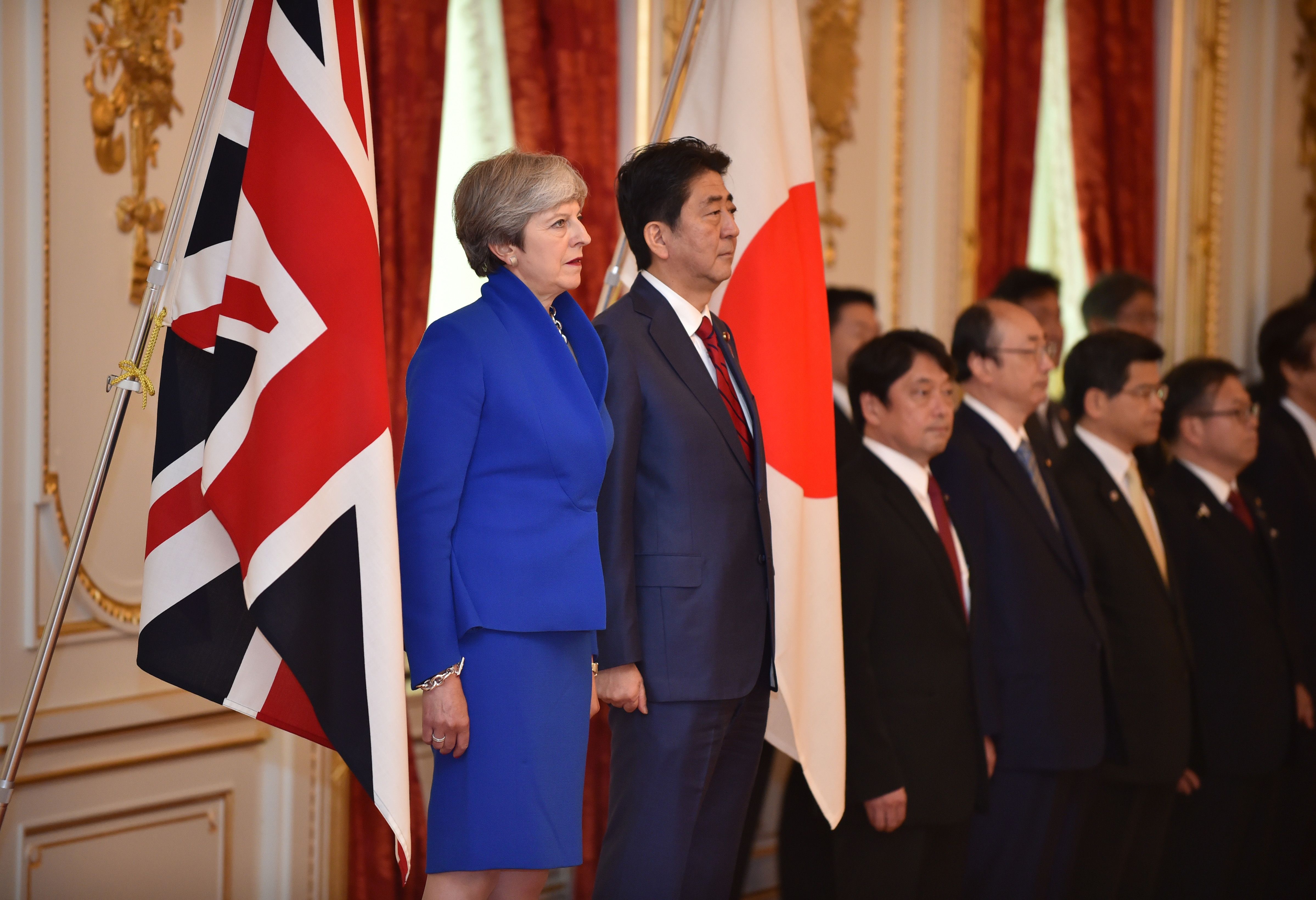 رئيسا وزراء اليابان وبريطانيا يقفان آثناء أداء النشيد الوطنى للبلدين