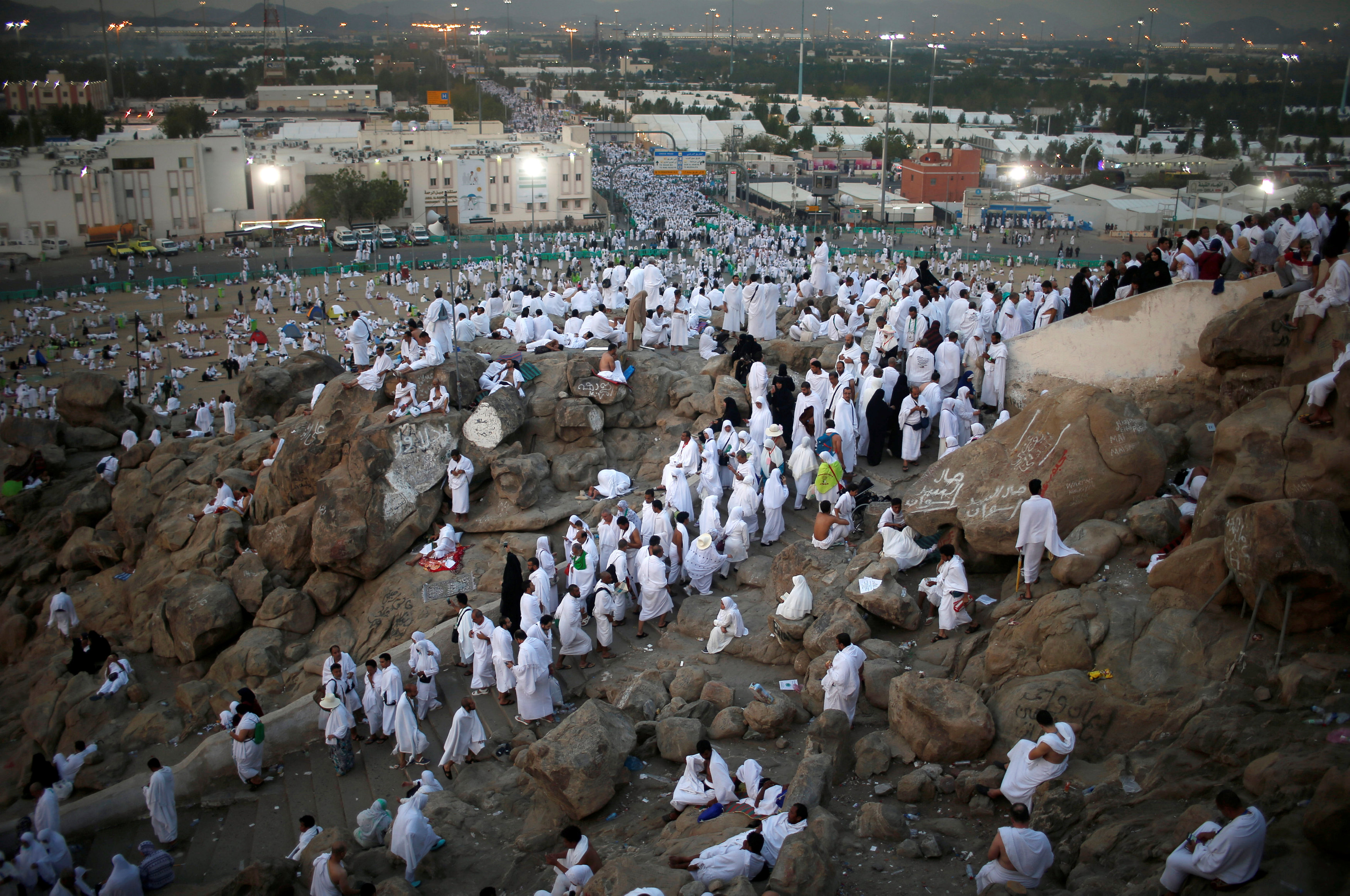آلاف المسلمين يصلون يتوافدون على صعيد عرفات