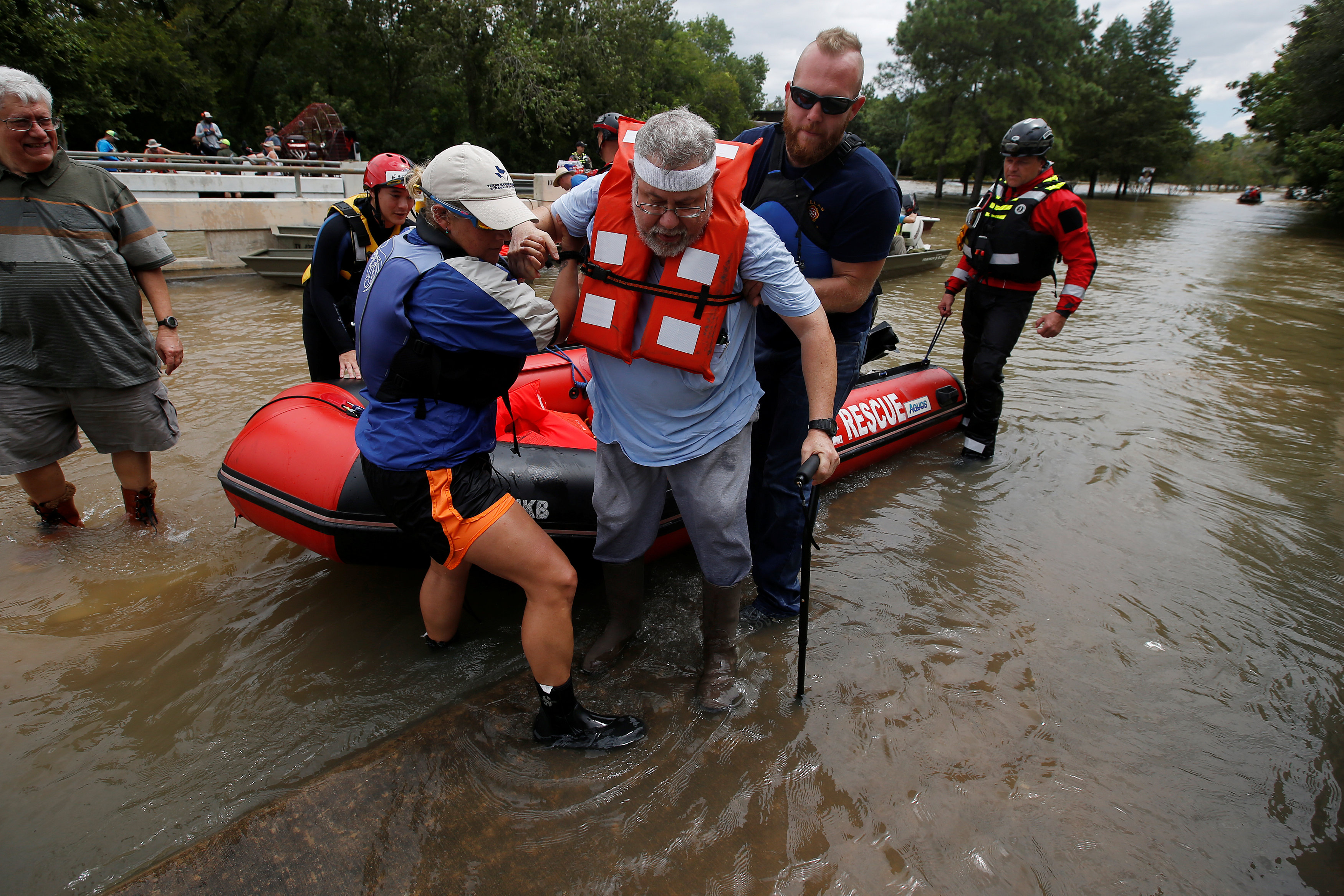 فرق الإنقاذ تساعد رجل مسن من مياه الأمطار