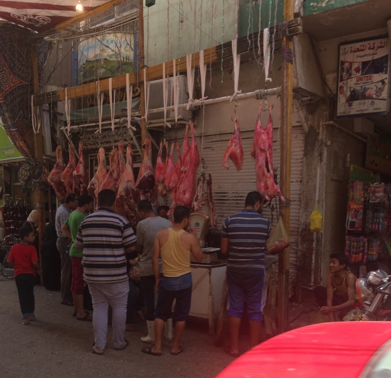 مواطنون يشترون اللحوم البلدية