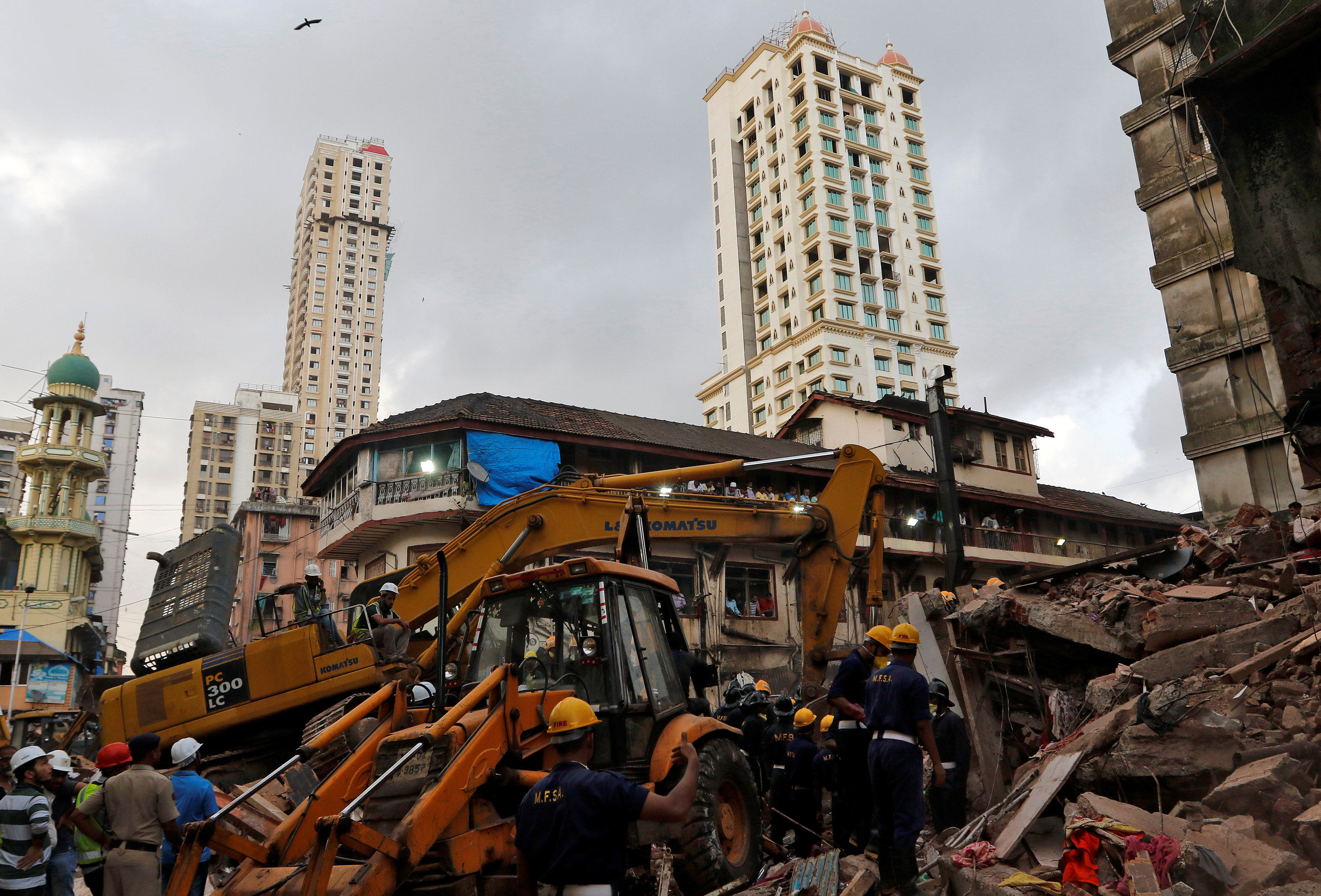 معدات ثقيلة للحفر بحثا عن ضحايا انهيار مبنى فى الهند