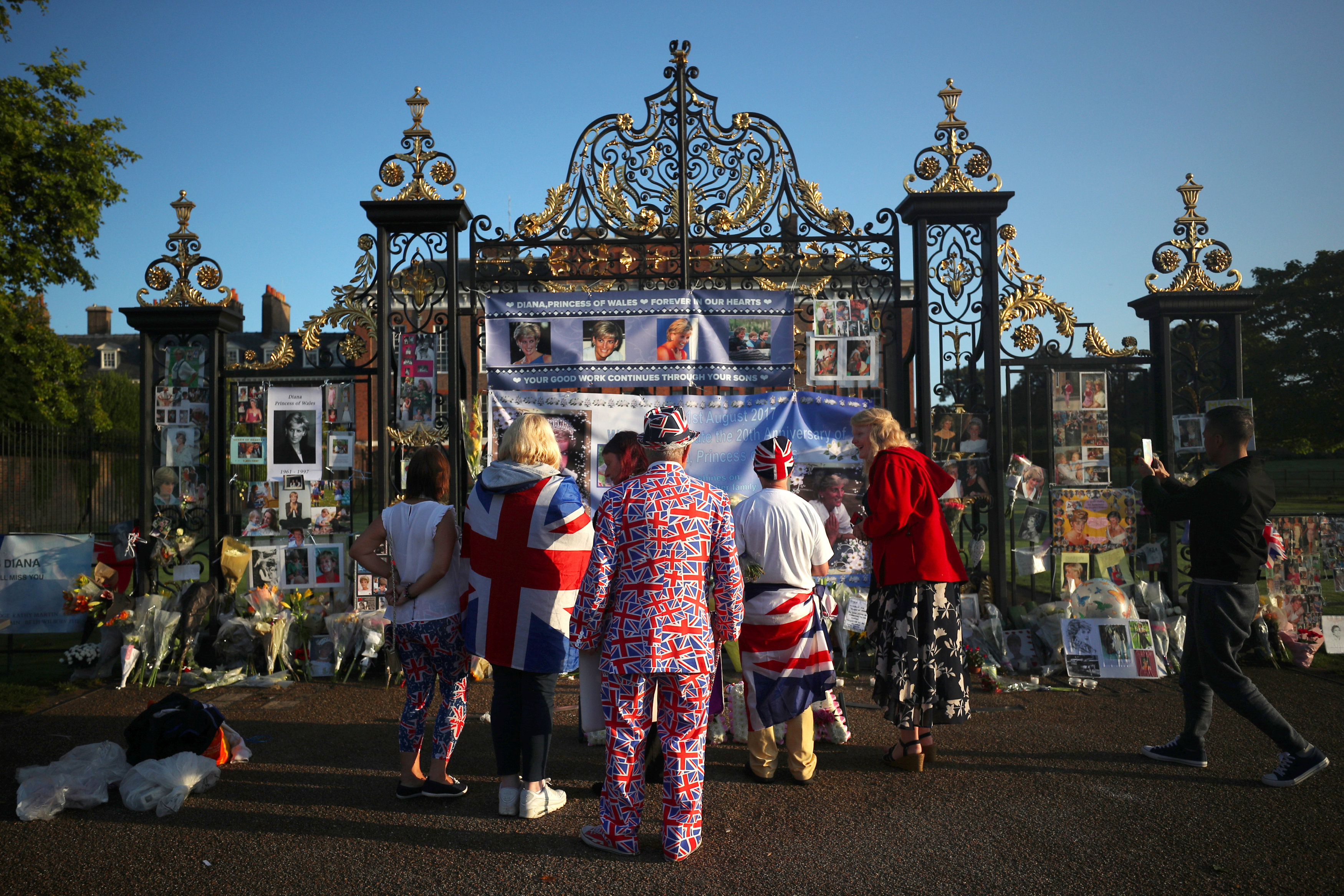 مواطنون ملتفون بعلم بريطانيا يحيون ذكرى ديانا أمام قصر كنسينجتون