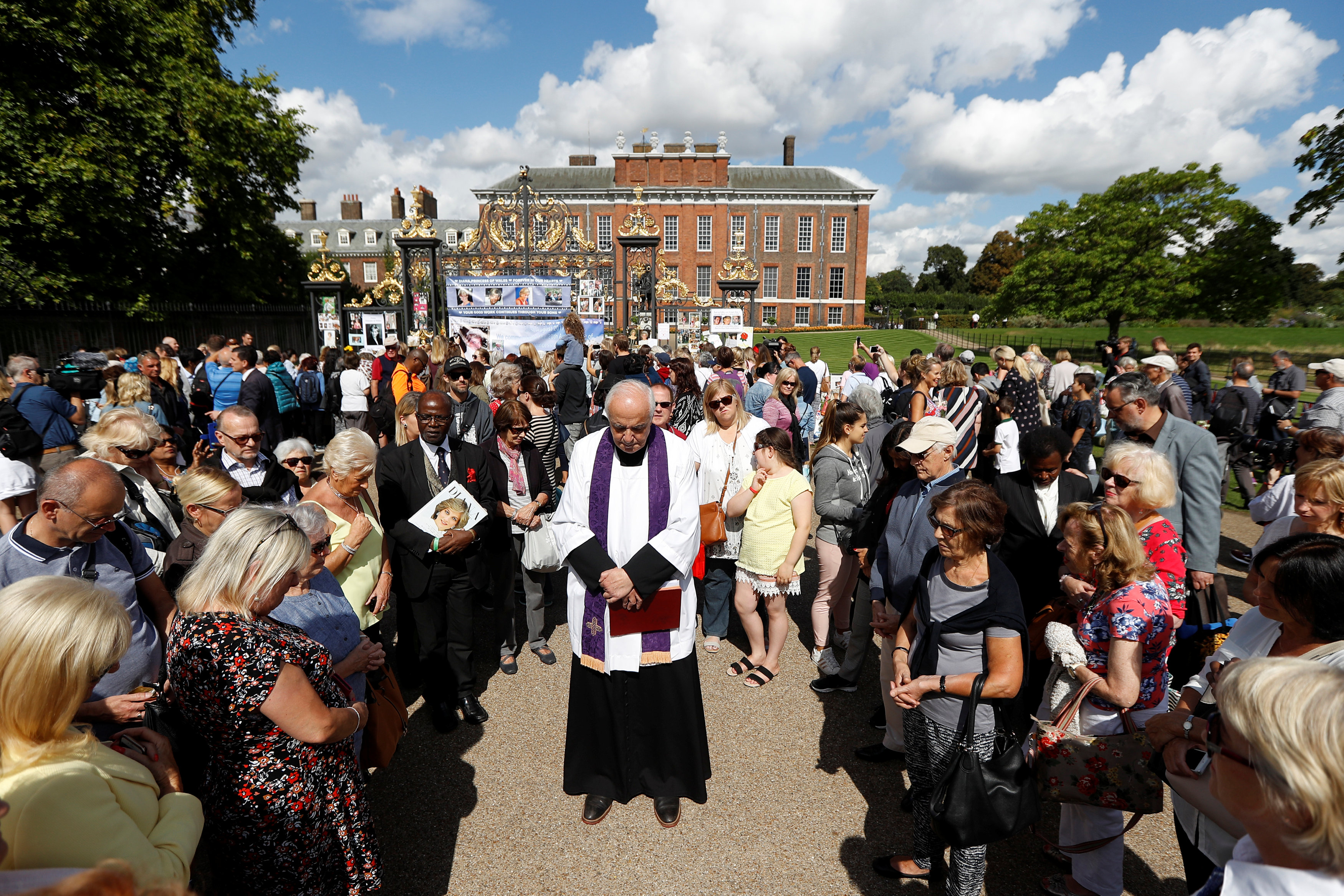 الكاهن الانجليكاني يحيى ذكرى الأميرة ديانا أمام قصر كنسينجتون