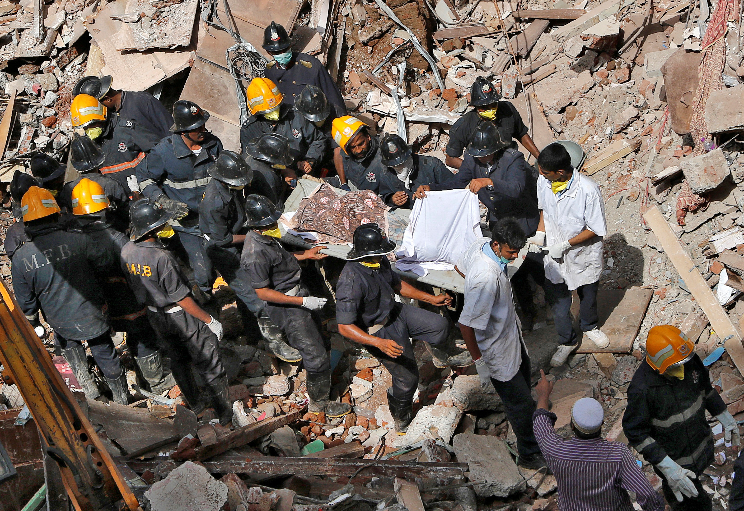 انتشال ضحايا انهيار مبنى فى مومباى