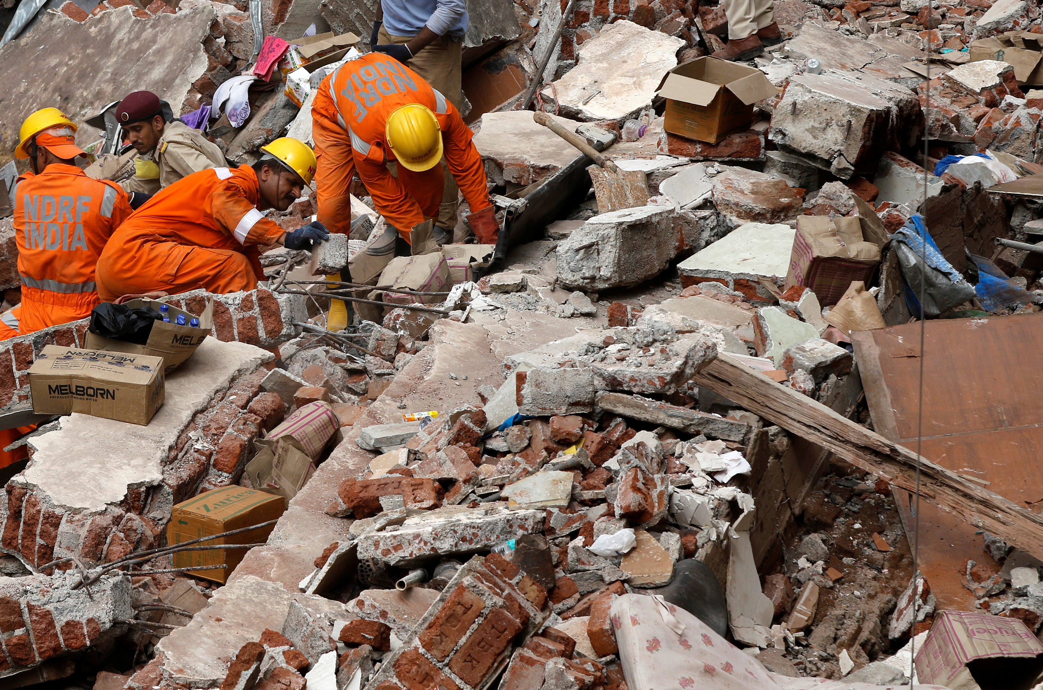 رجال الإنقاذ فى الهند يبحثون عن ناجين تحت أنقاض مبنى منهار