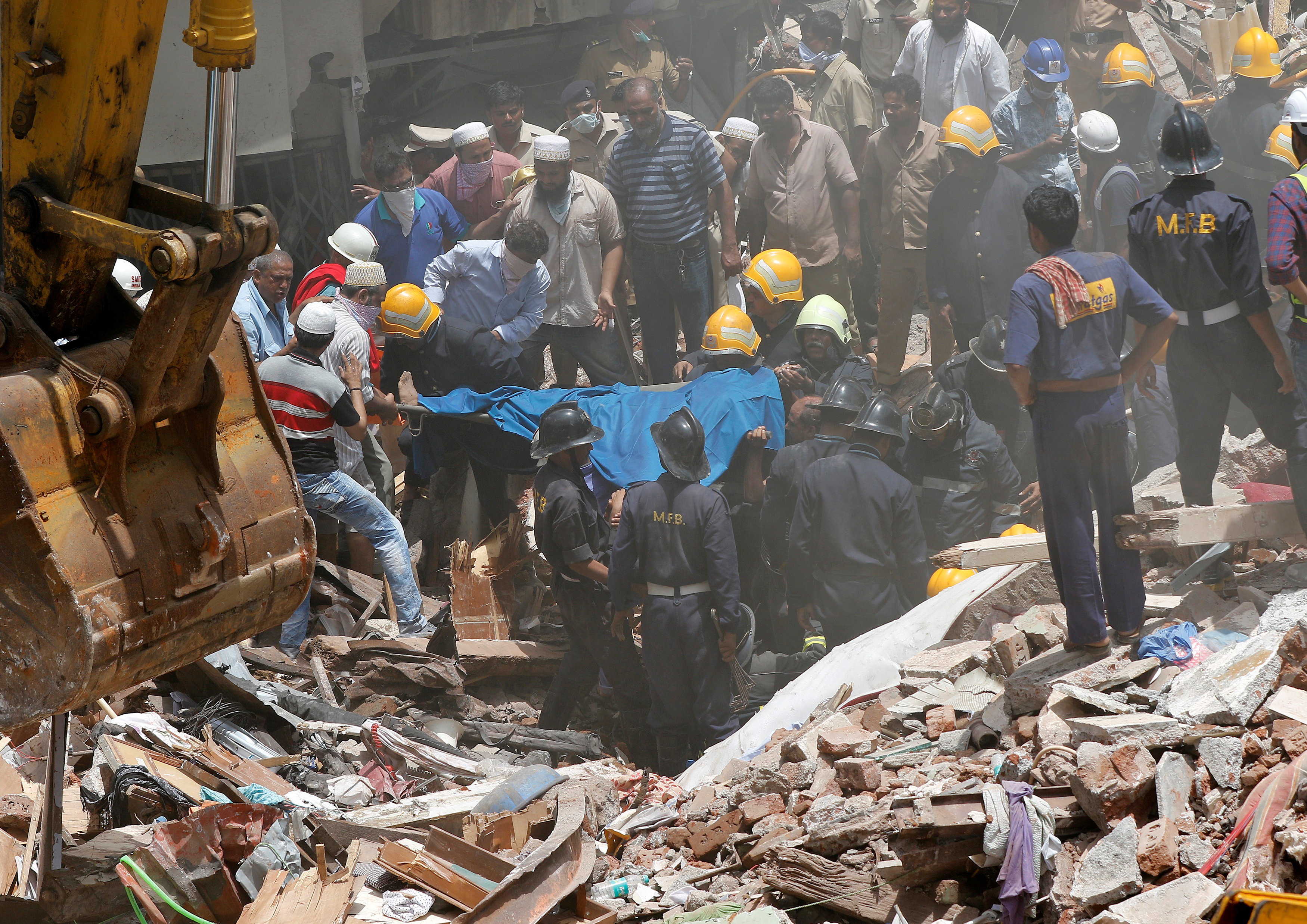 انتشال جثامين ضحايا انهيار مبنى فى الهند