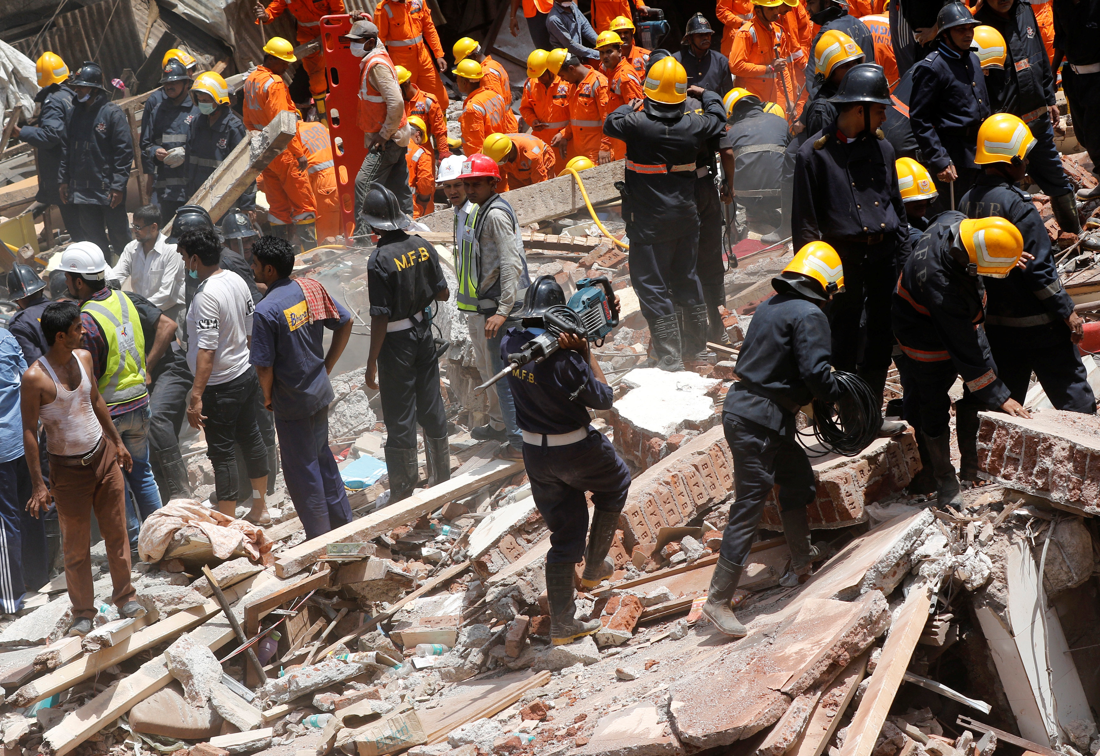 حفر وبحث عن ضحايا انهيار مبنى فى مومباى