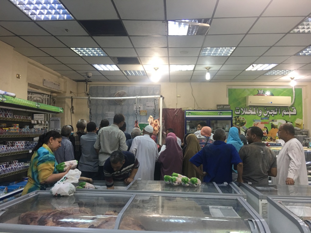 مواطنون يشترون فراخ ولحوم باسعار مدعمه بمجمعات الاستهلاكية