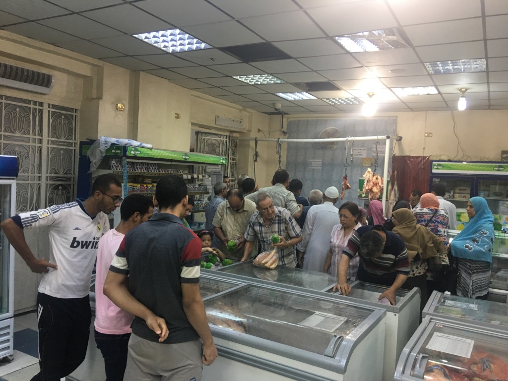 اقبال المواطنين علي شراء اللحوم من المجمعات الاستهلاكية