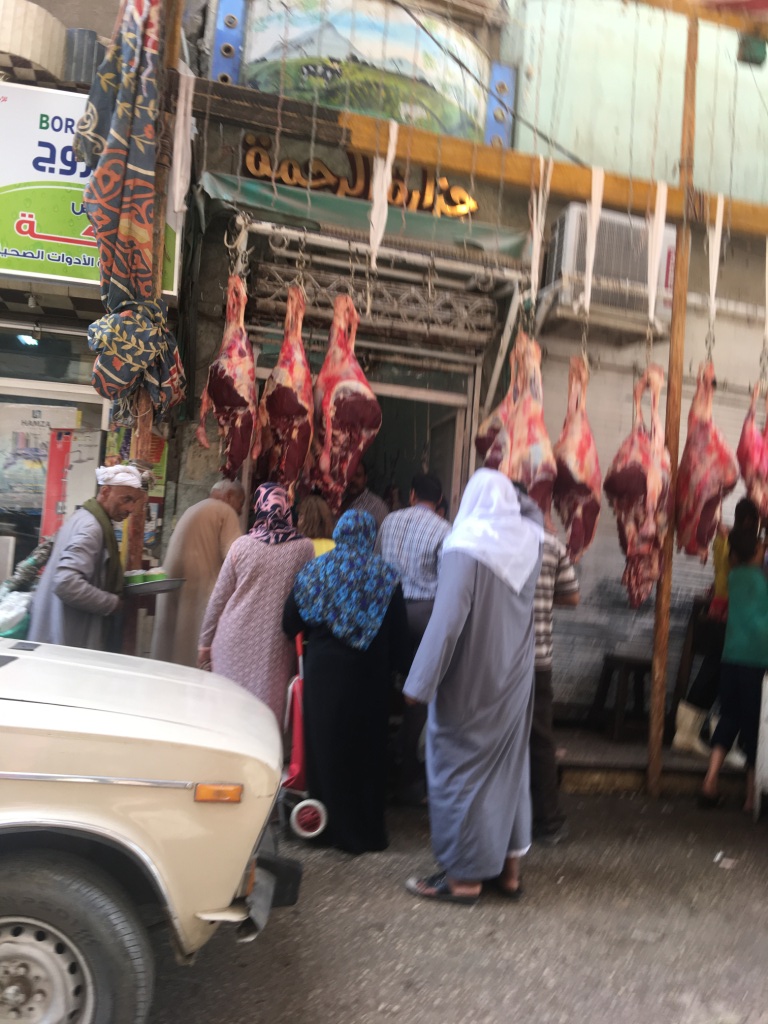 مواطنون يشترون اللحوم البلدية من محال الجزارة (6)