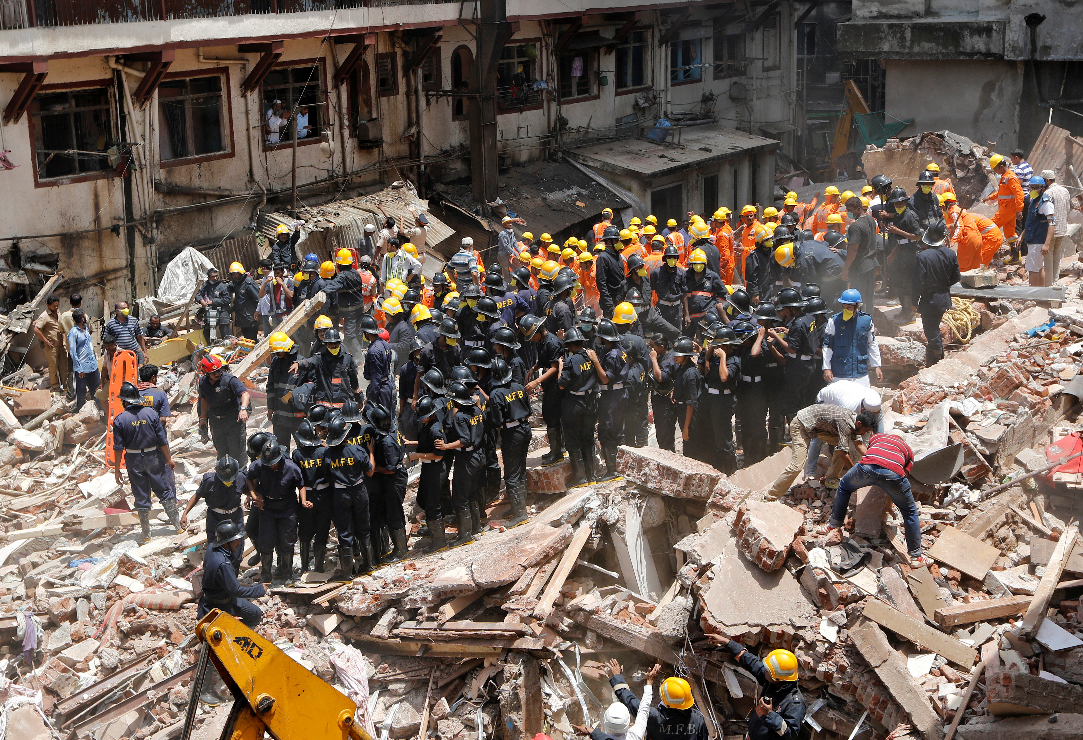 عشرات رجال الإنقاذ والإطفاء يبحثون عن ضحايا المبنى المنهار