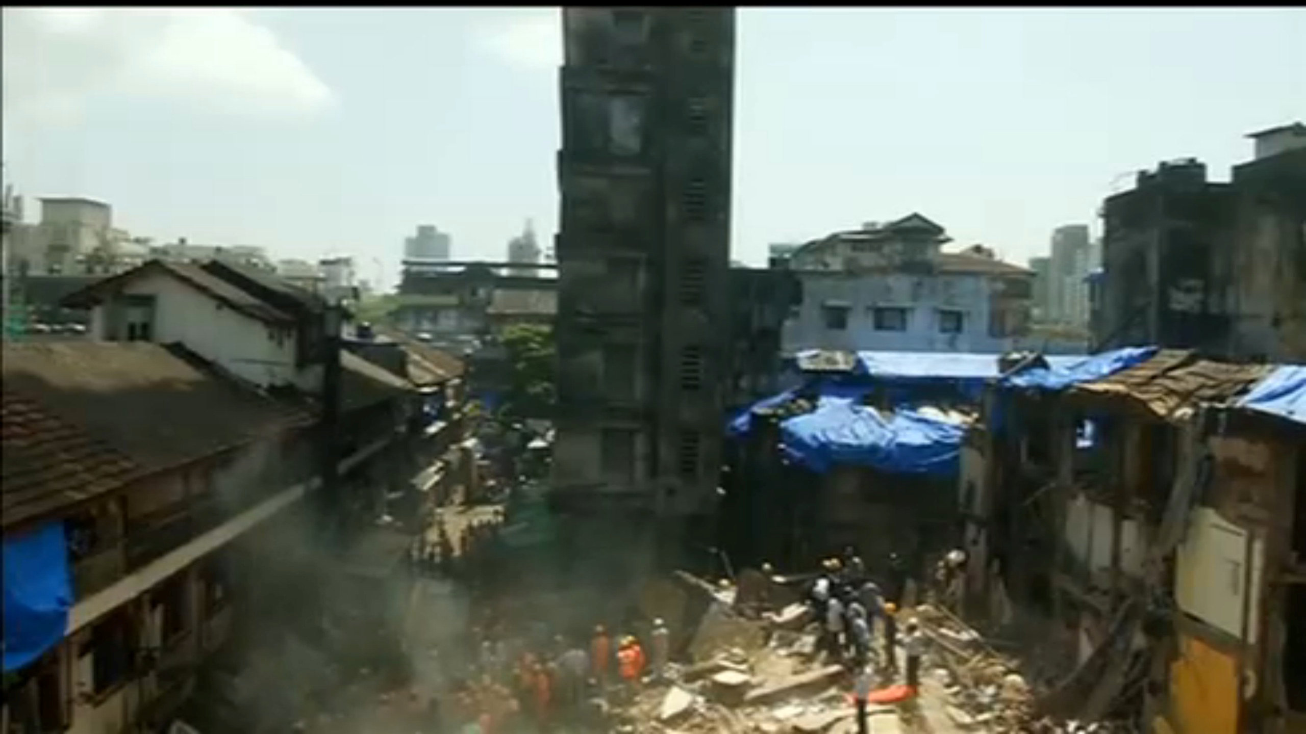 موقع انهيار مبنى فى الهند
