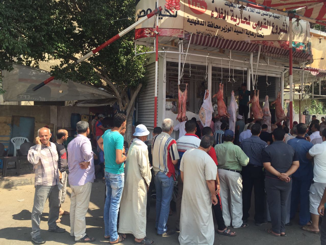 3 المواطنون يتزاحمون