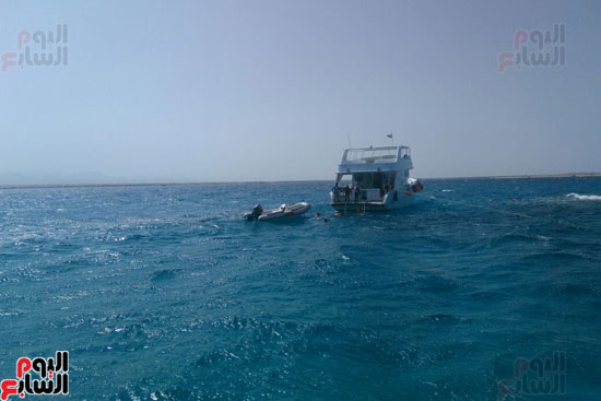 لنش سياحى يقل سياح بالقرب من جزيرة أبو رماده
