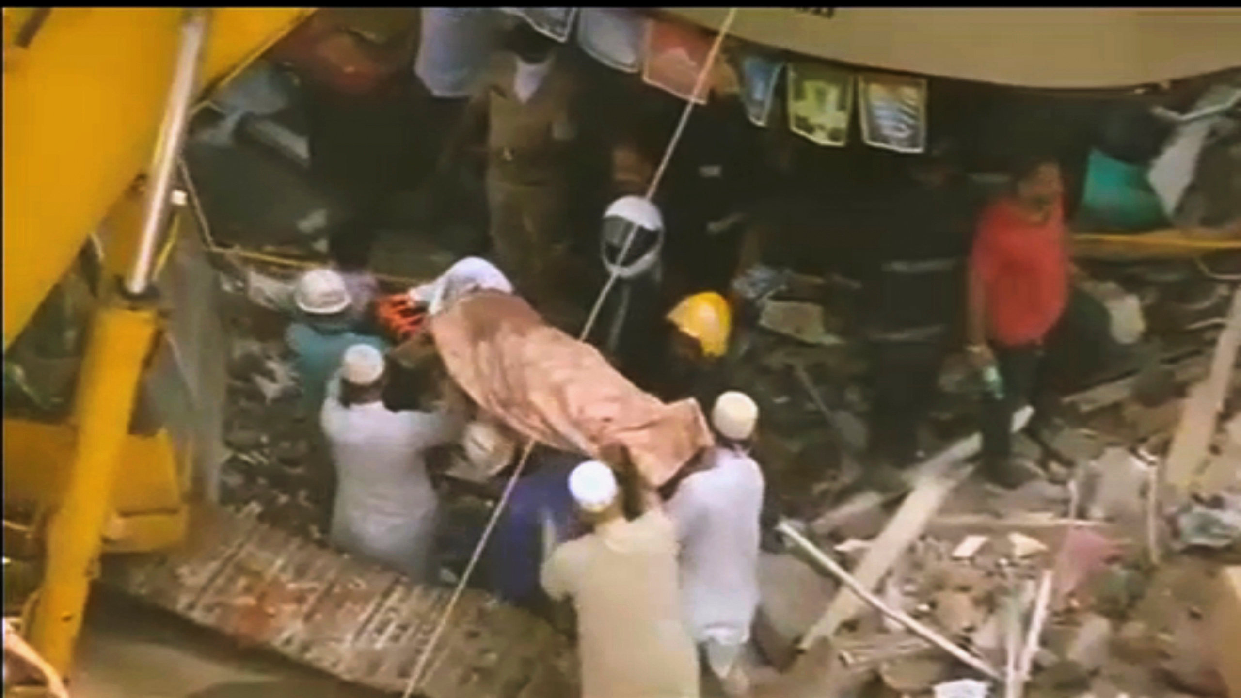 جثمان أحد ضحايا انهيار مبنى فى الهند