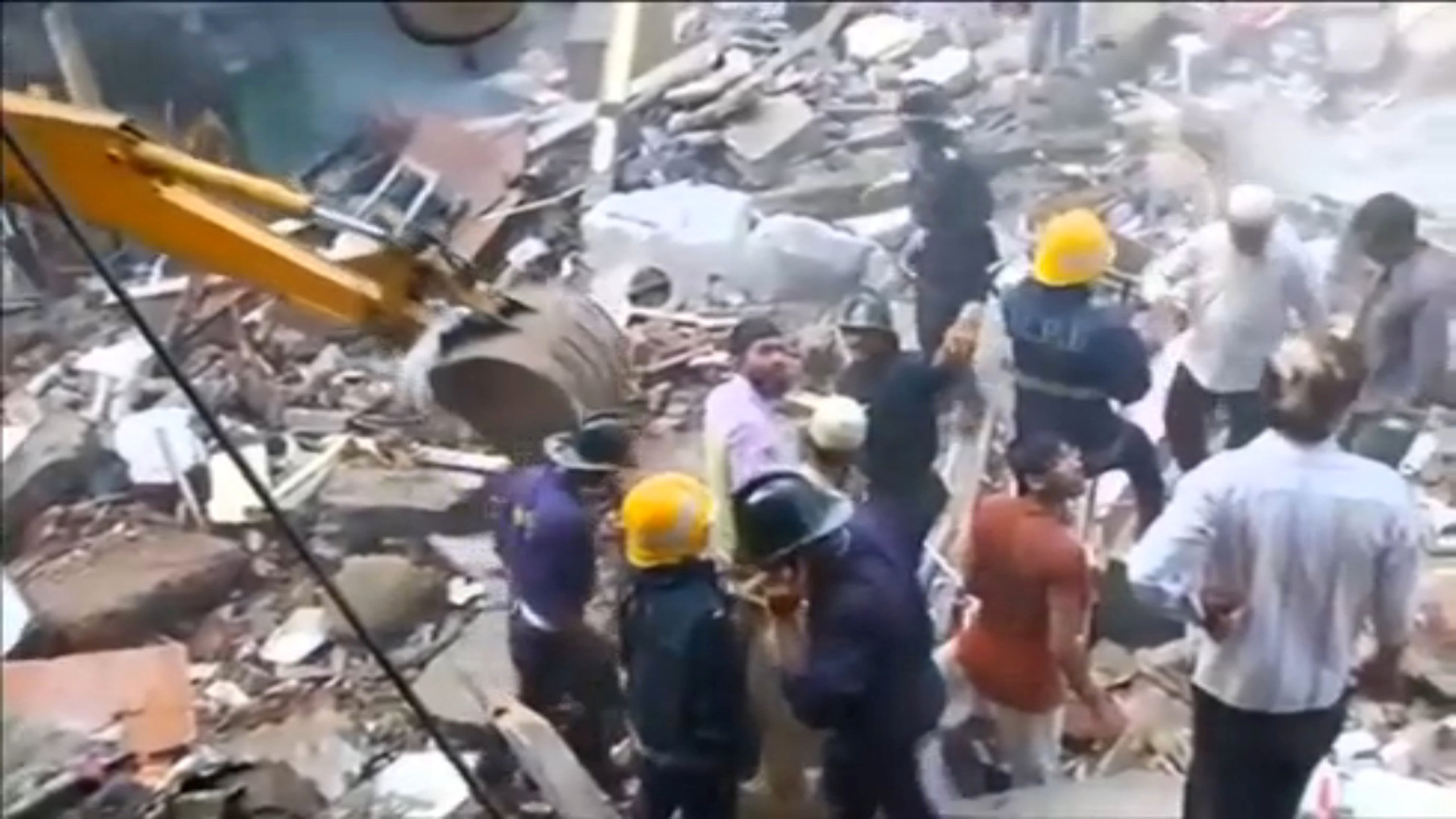 عملية إنقاذ ضحايا انهيار مبنى مومباى