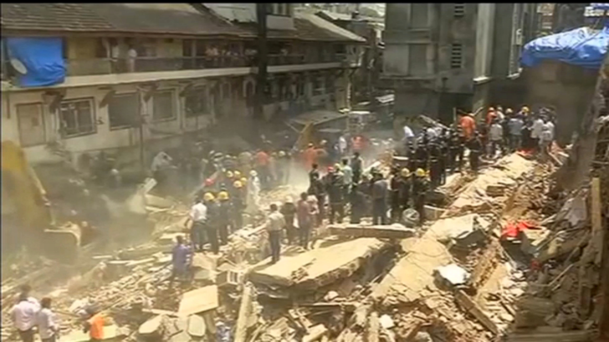 عمليات مكثفة لإنقاذ ضحايا انهيار مبنى فى الهند
