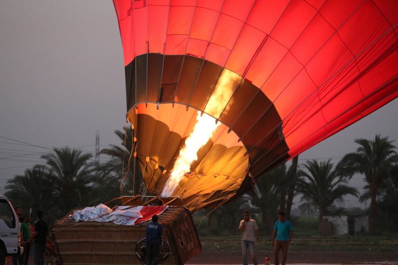 2- رحلات البالون الطائر تجذب الأهالى خلال العيد