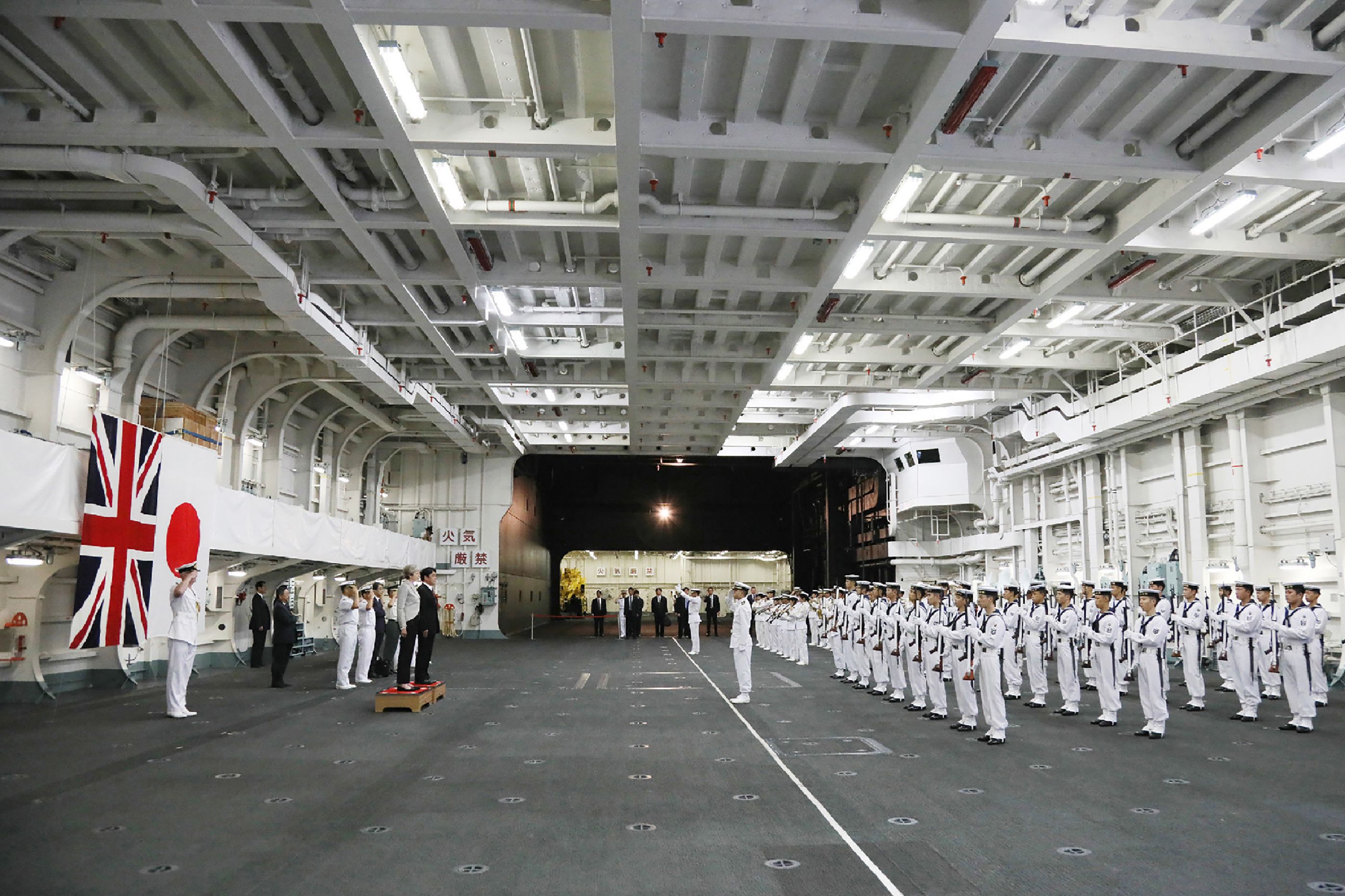 وزير الدفاع اليابانى يرافق تيريزا ماى خلال زيارتها لحاملة الطائرات
