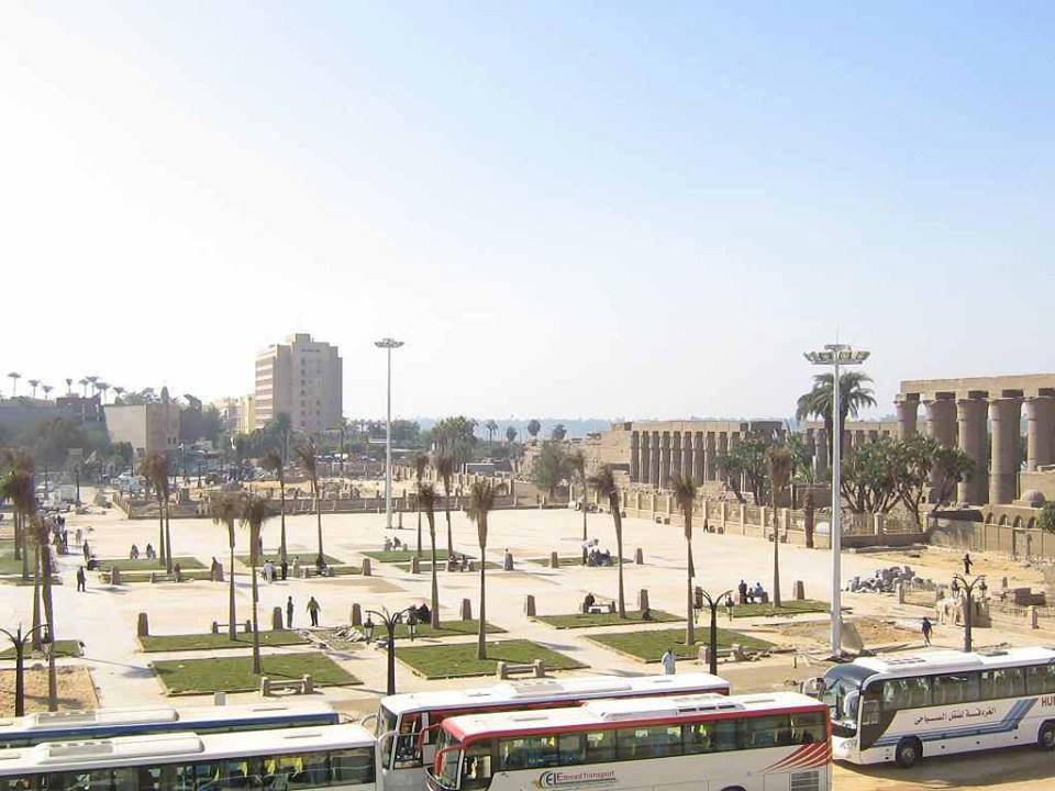 7-  ساحة ميدان أبو الحجاج تجذب المئات من الأهالى يومياً بالعيد