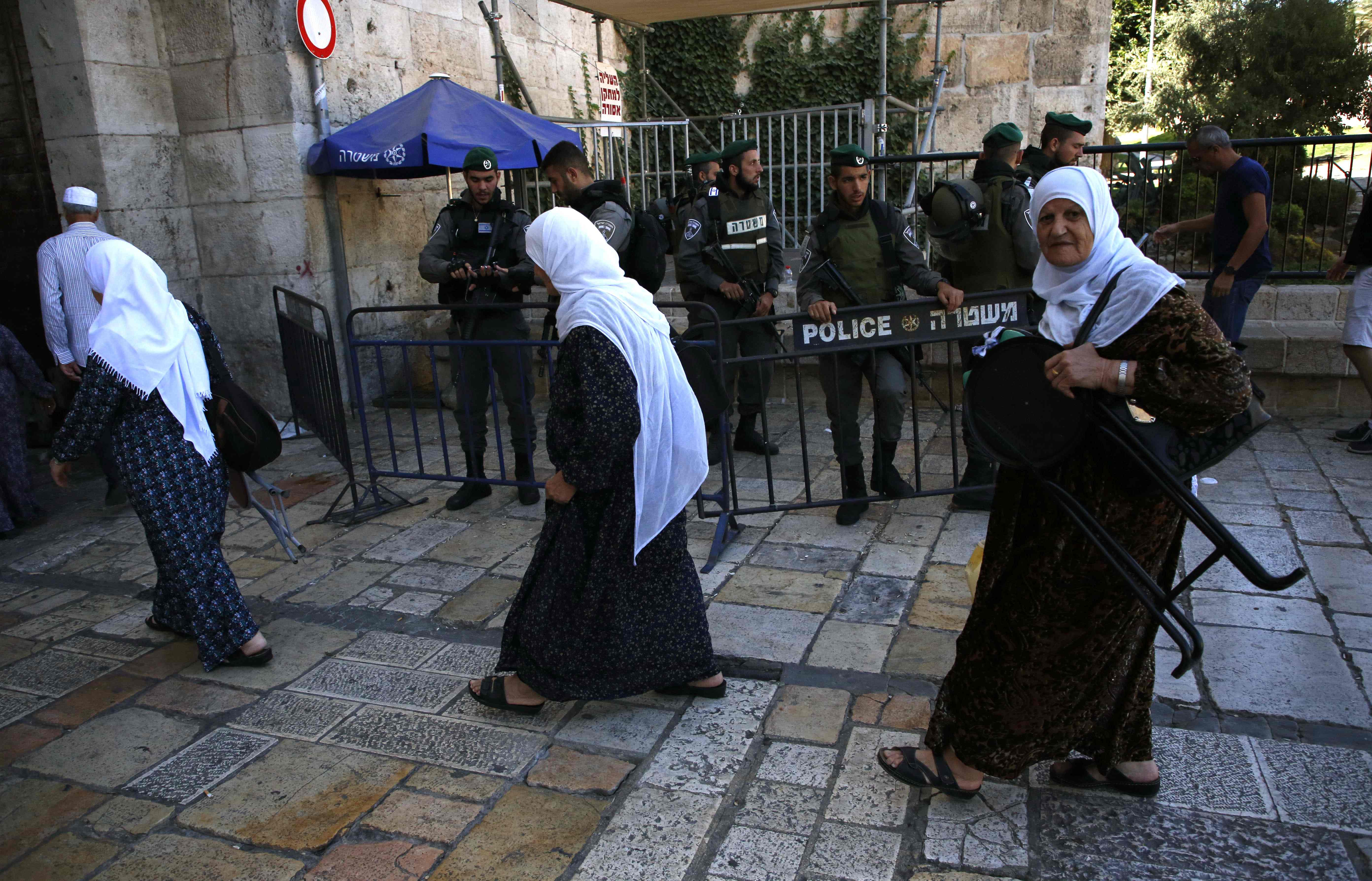 شرطة الاحتلال الإسرائيلية تراقب مرور النساء الفلسطينيات المسنات