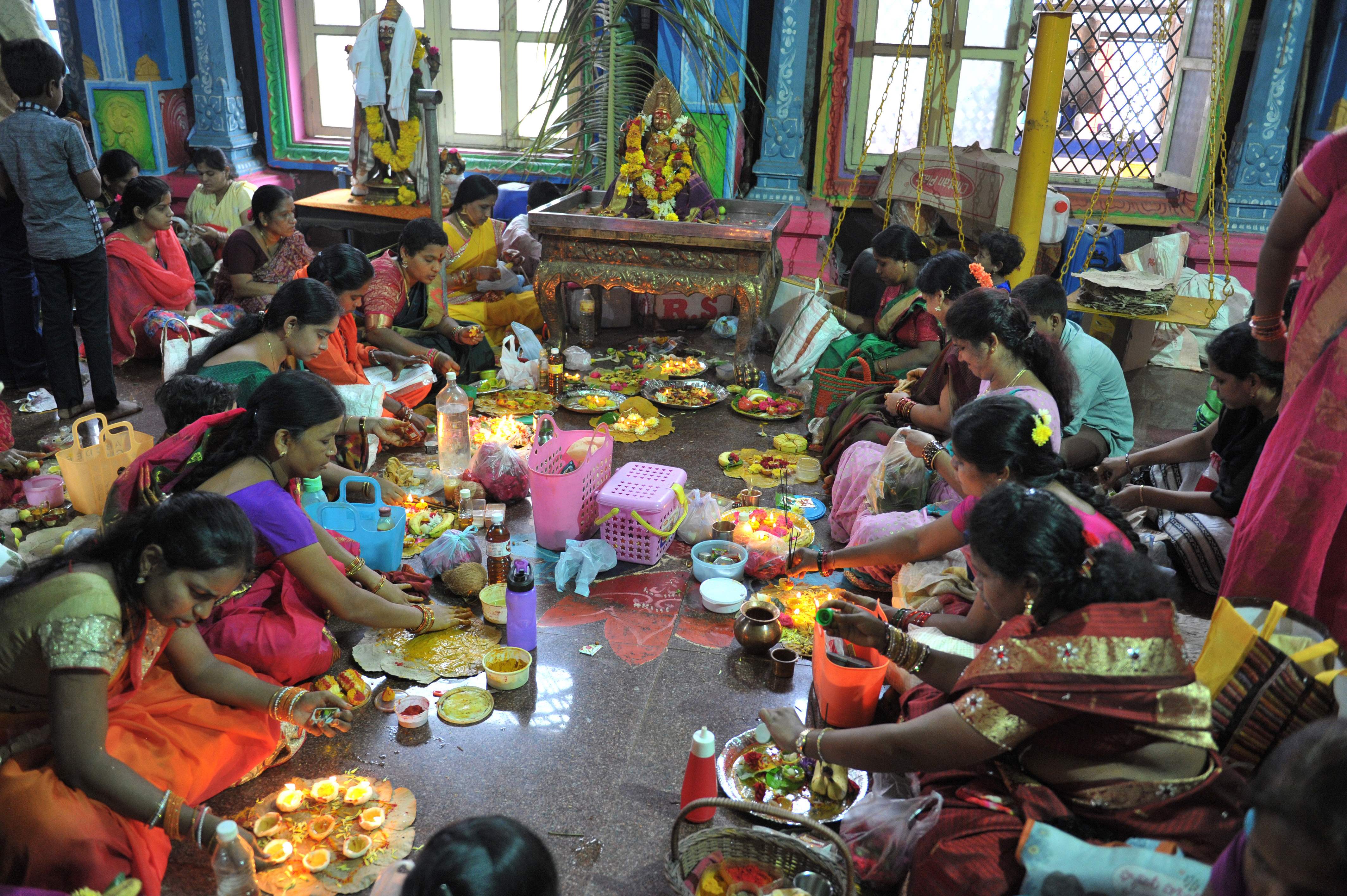هنديات يشاركن فى طقوس دينية لجلب بركات الآلهة لاكشمى لأزواجهم