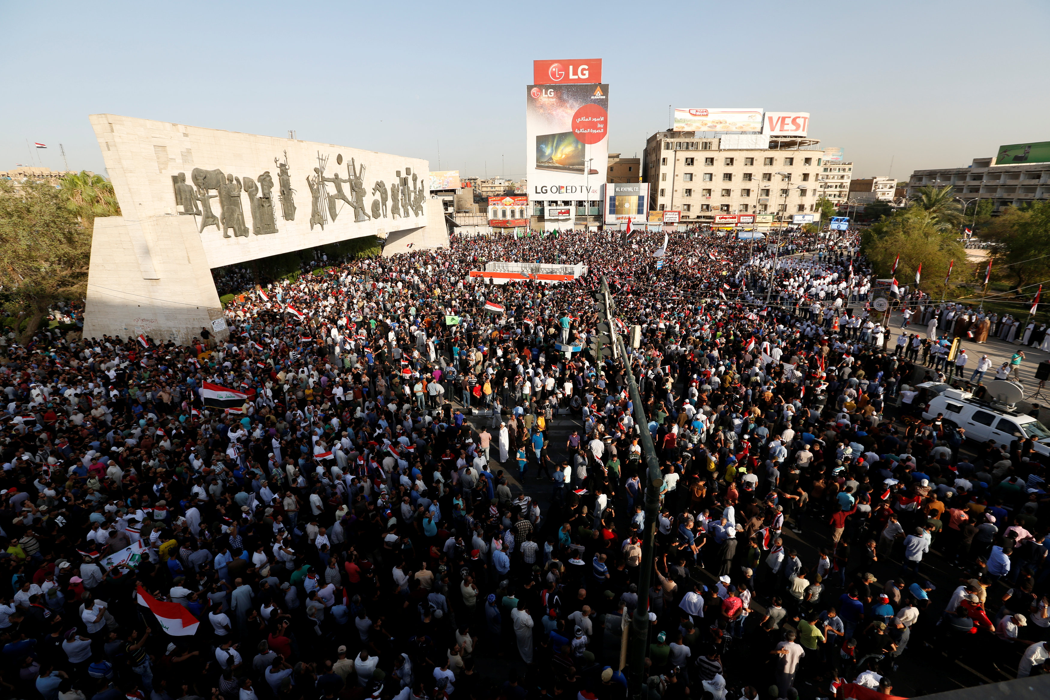 حشود ضخمة في ساحة التحرير