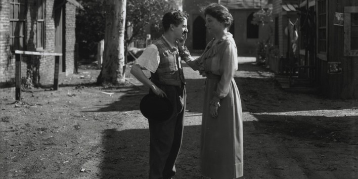 صورة نادرة تجمع صعلوك السينما شارلى شابلن بـ هيلين كيلر فى هوليود 1919