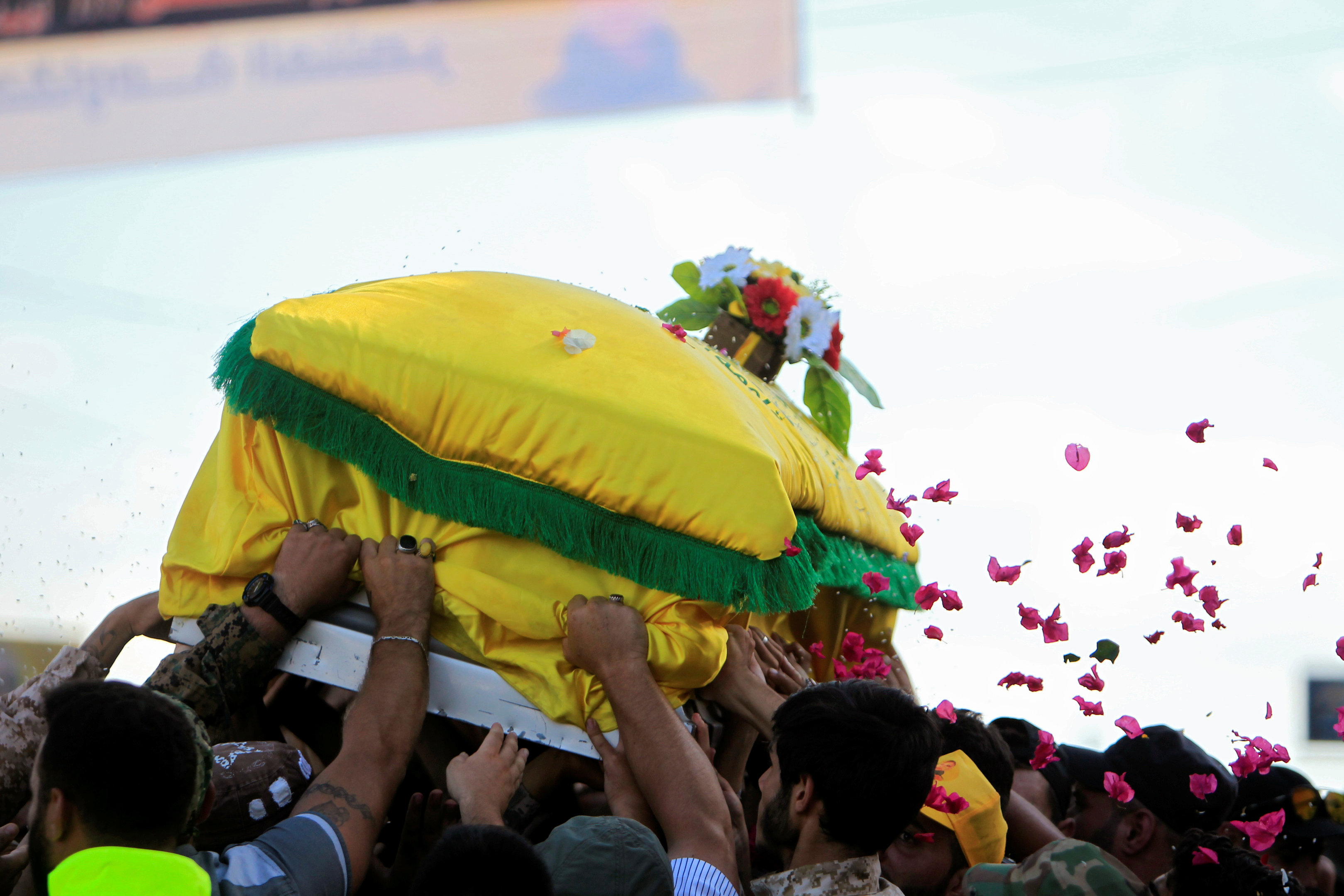 نعش يحمل جثمان مقاتل من حزب الله