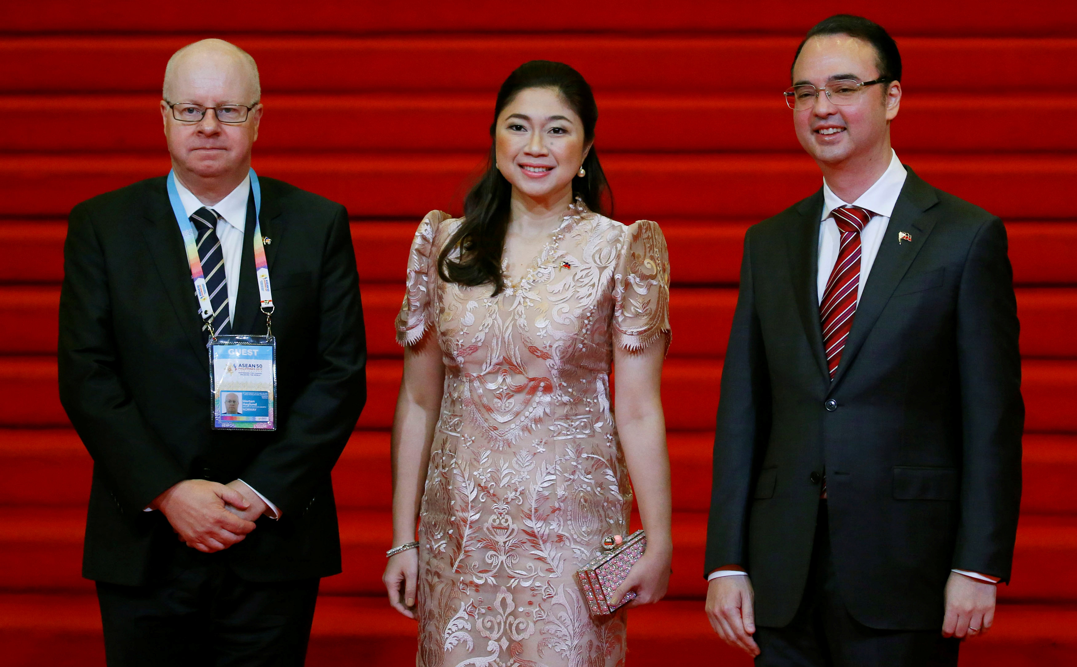 وزير خارجية الفلبين وزوجته يستقبلان وزير الدولة بالخارجية النرويجية