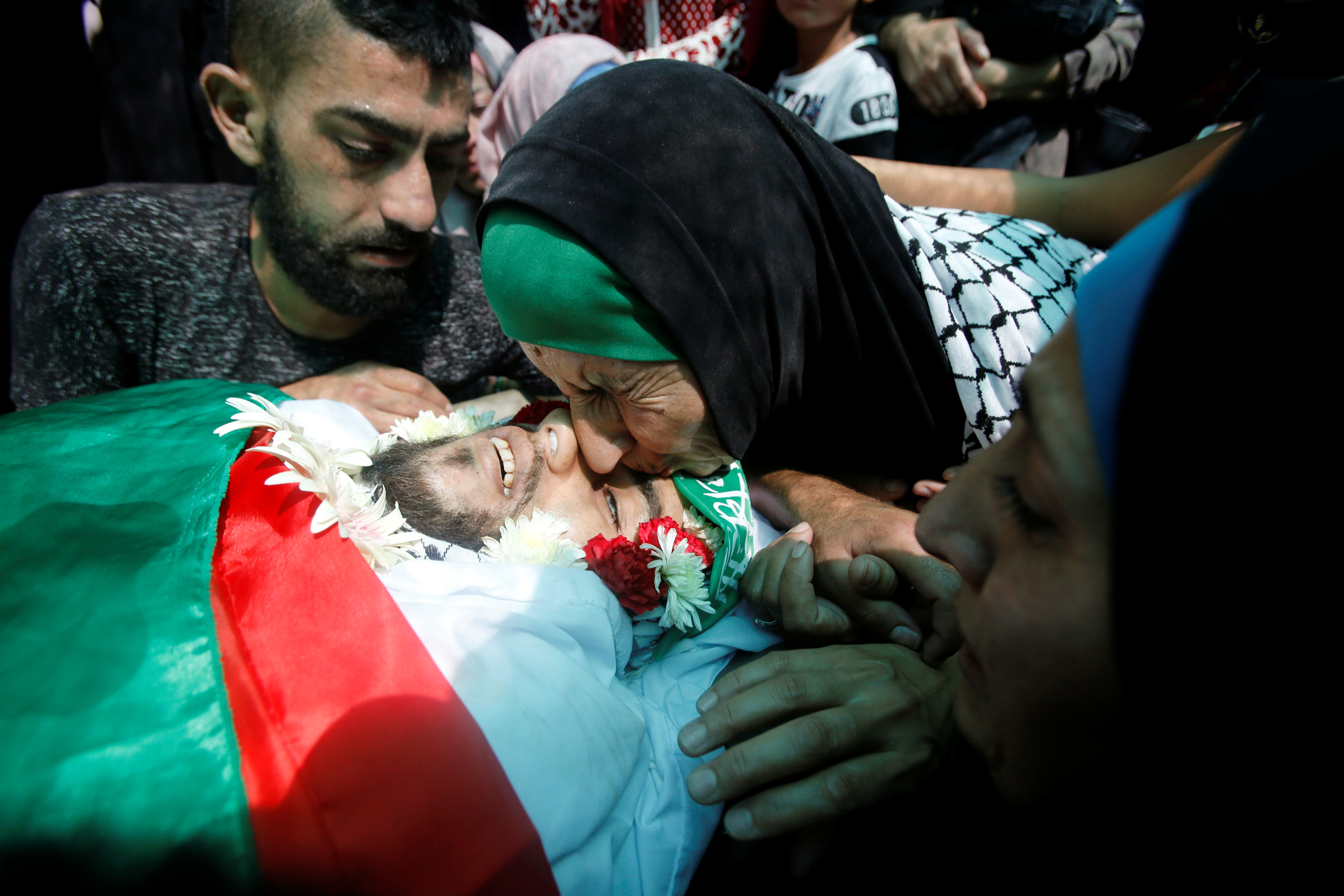 والدة الشهيد الفلسطينى تقبله قبل تشييع جثمانه