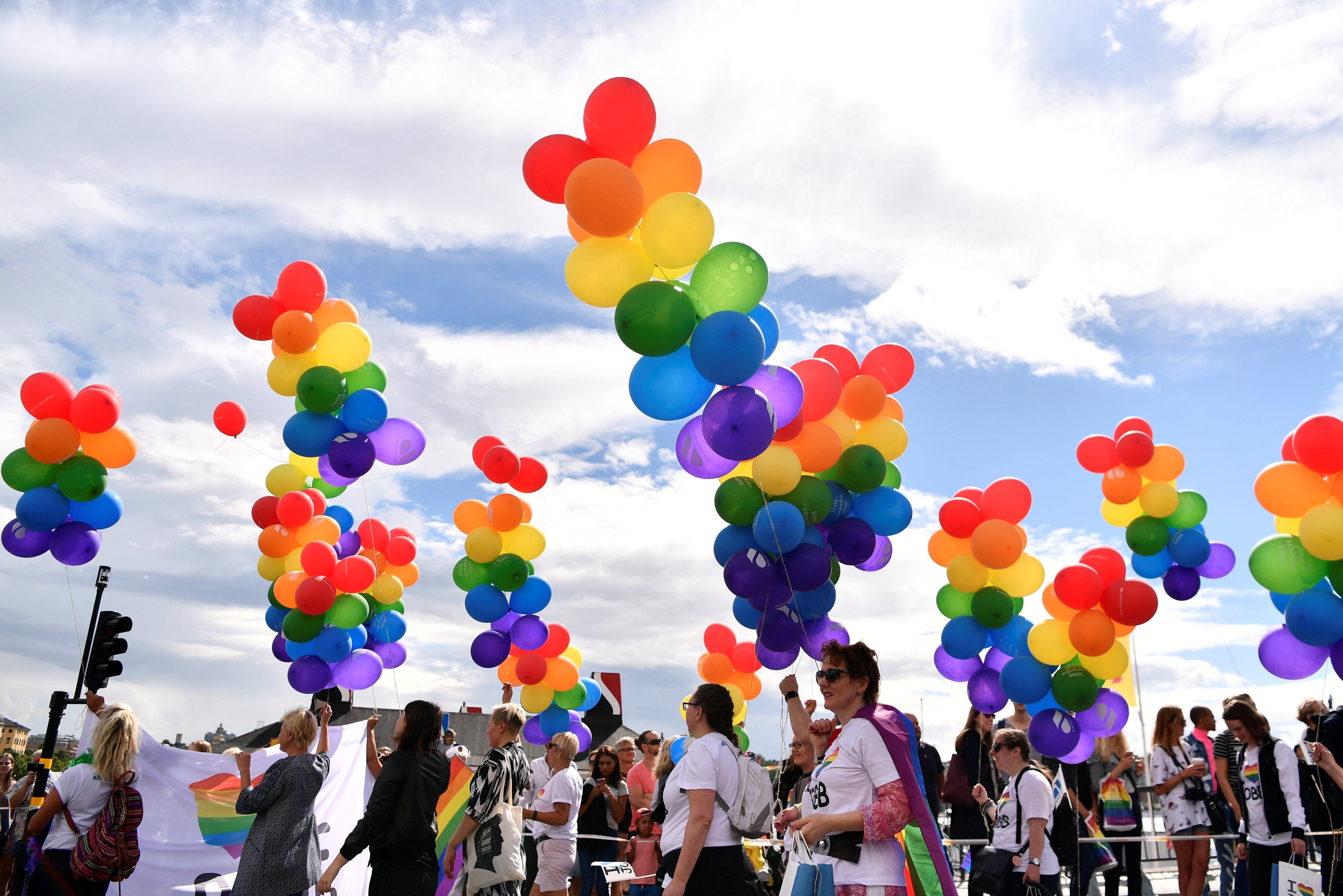 مثليين يرفعون بالونات ملونة خلال مسيرتهم فى السويد