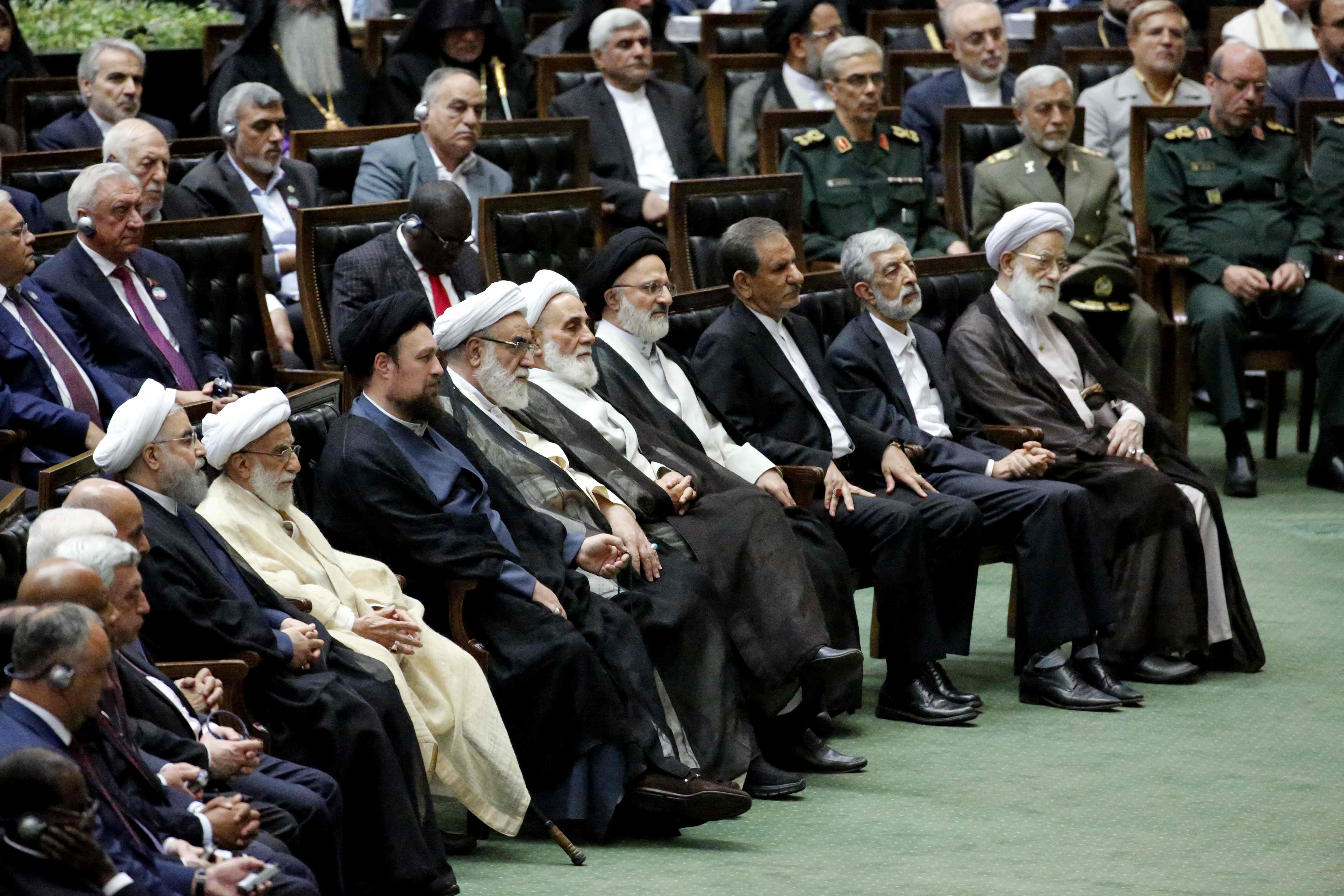 روحانى يجلس وسط القيادات الإيرانية فى حفل أداء اليمين الدستورية