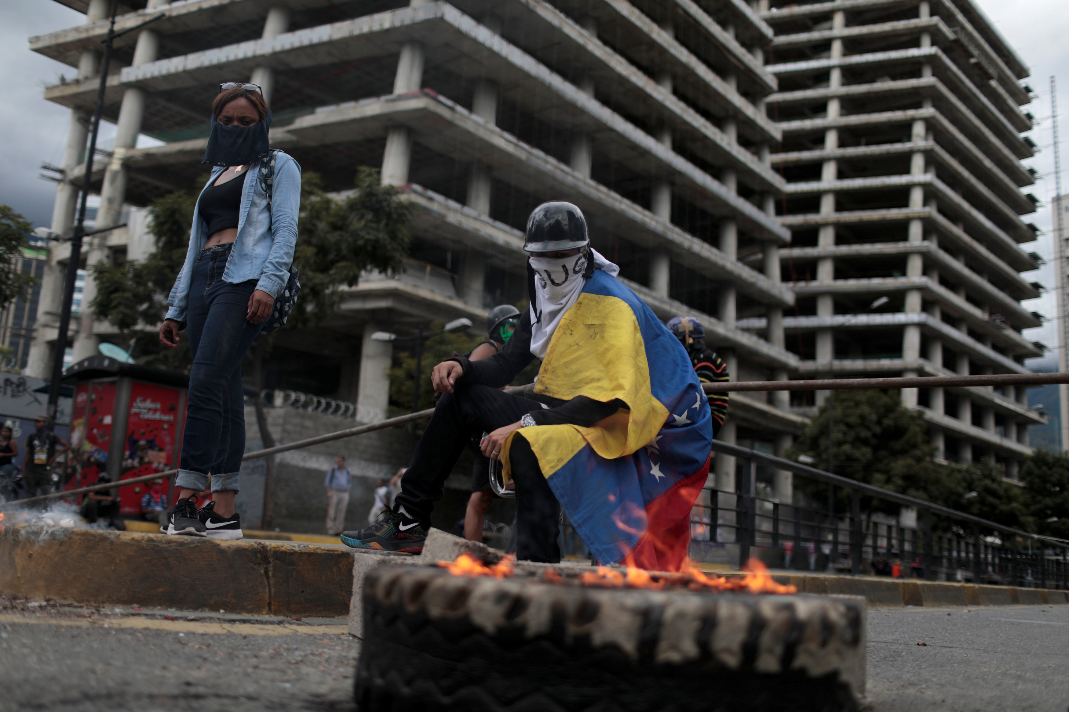 أعمال عنف دامية فى شوارع فنزويلا للمطالبة برحيل مادورو (7)