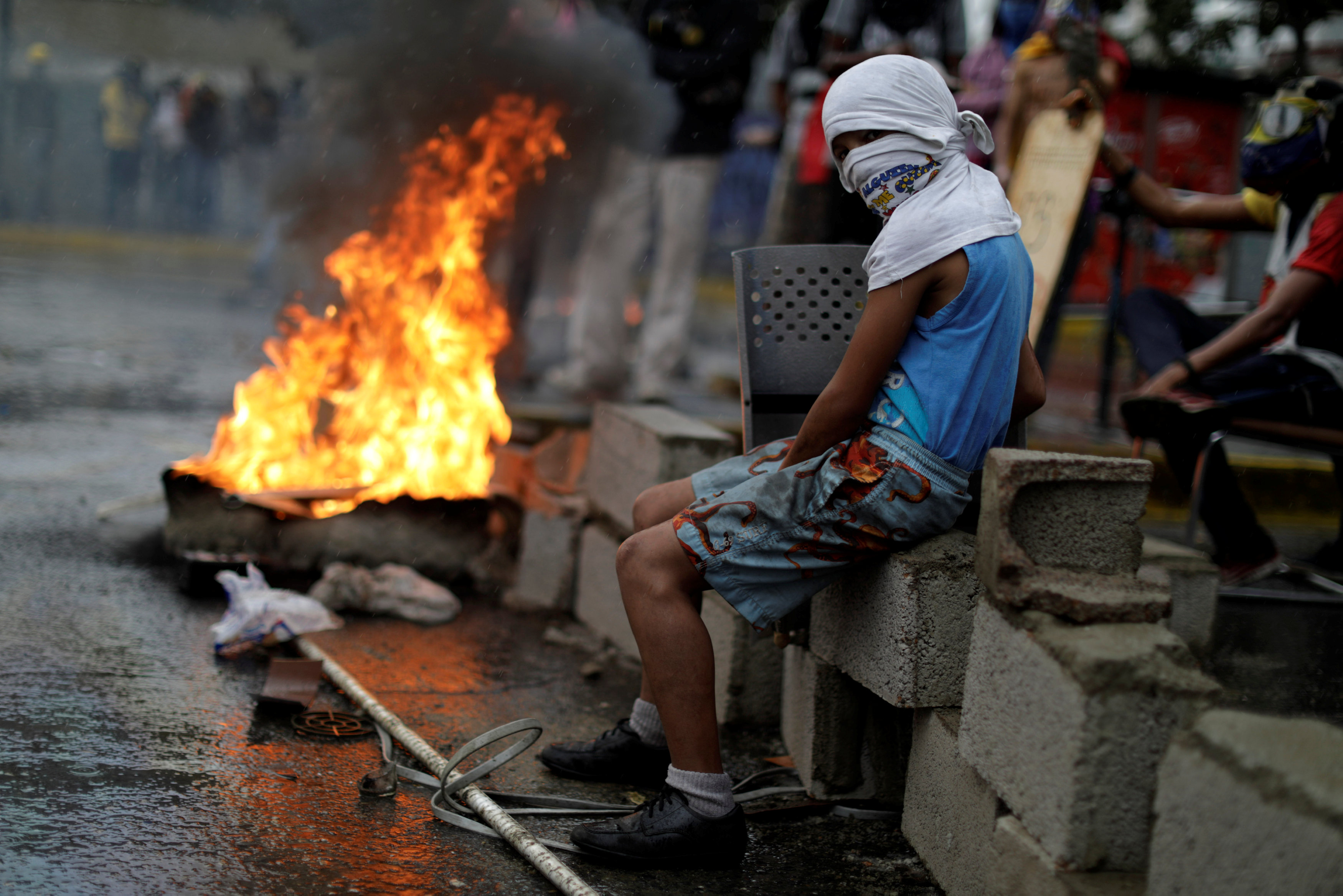 أعمال عنف دامية فى شوارع فنزويلا للمطالبة برحيل مادورو (11)