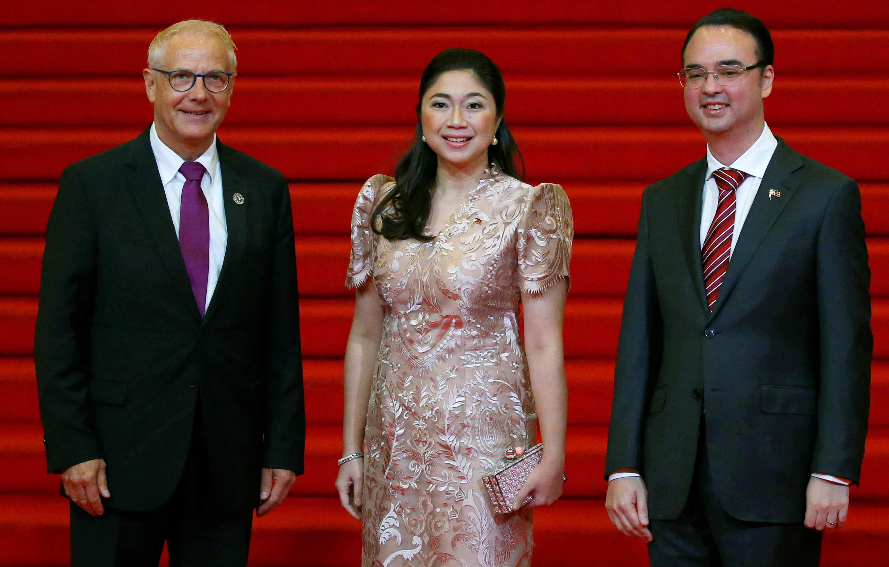 وزير الخارجية الفلبينى وزوجته فى استقبال مساعد وزير خارجية سويسرا
