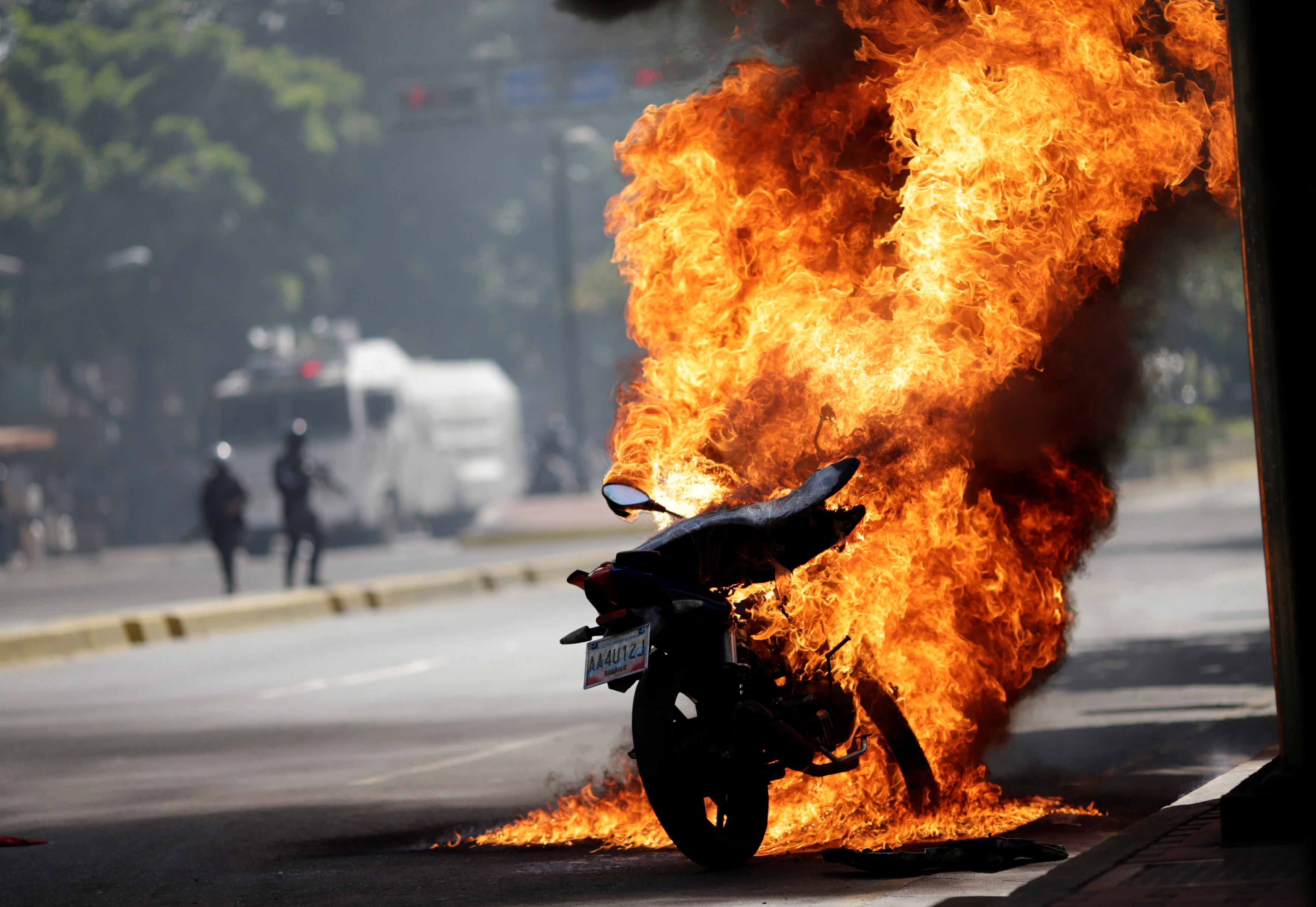 أعمال عنف دامية فى شوارع فنزويلا للمطالبة برحيل مادورو (1)