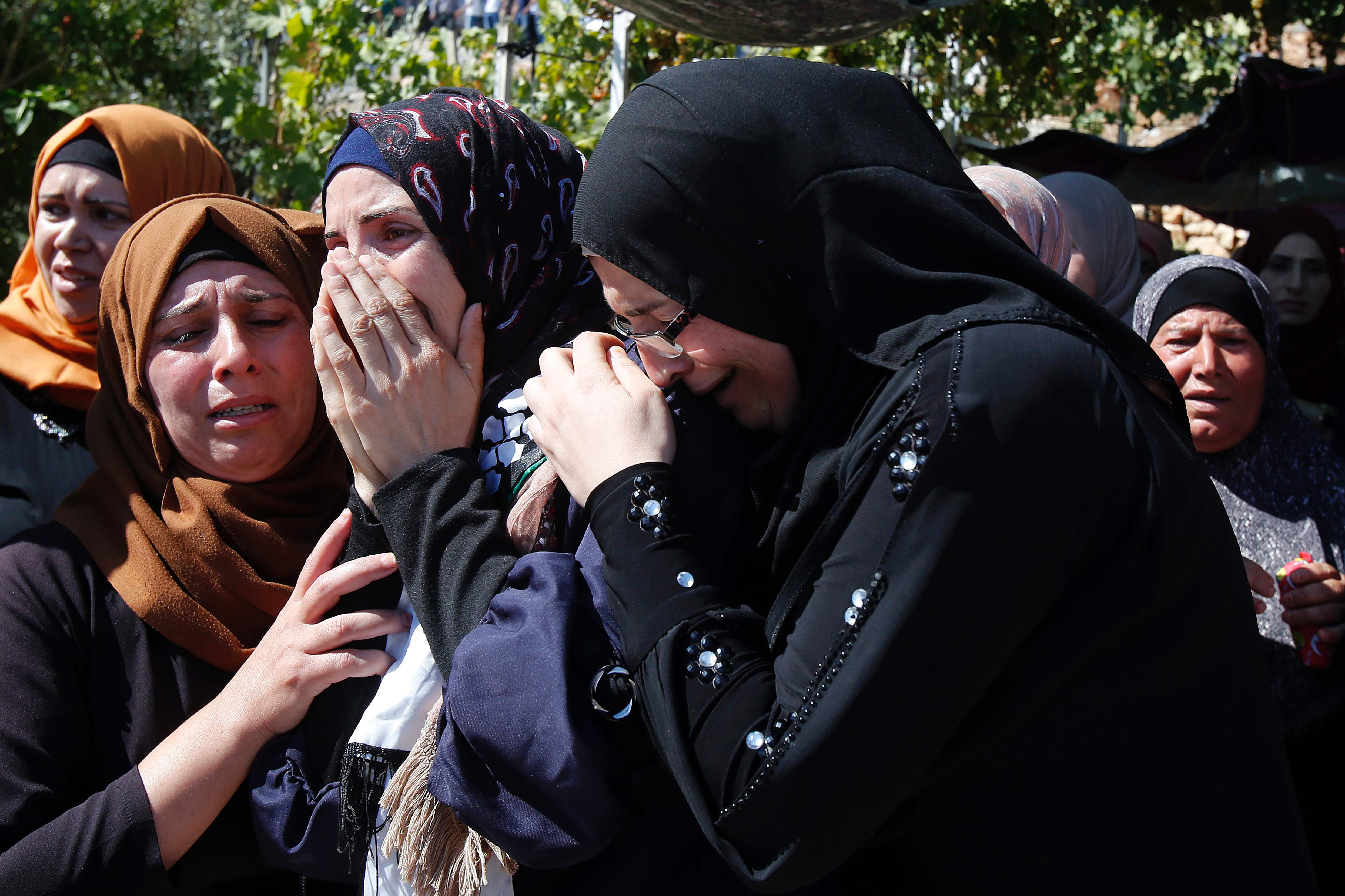 بكاء وحزن على رحيل شاب فلسطينى برصاص الاحتلال