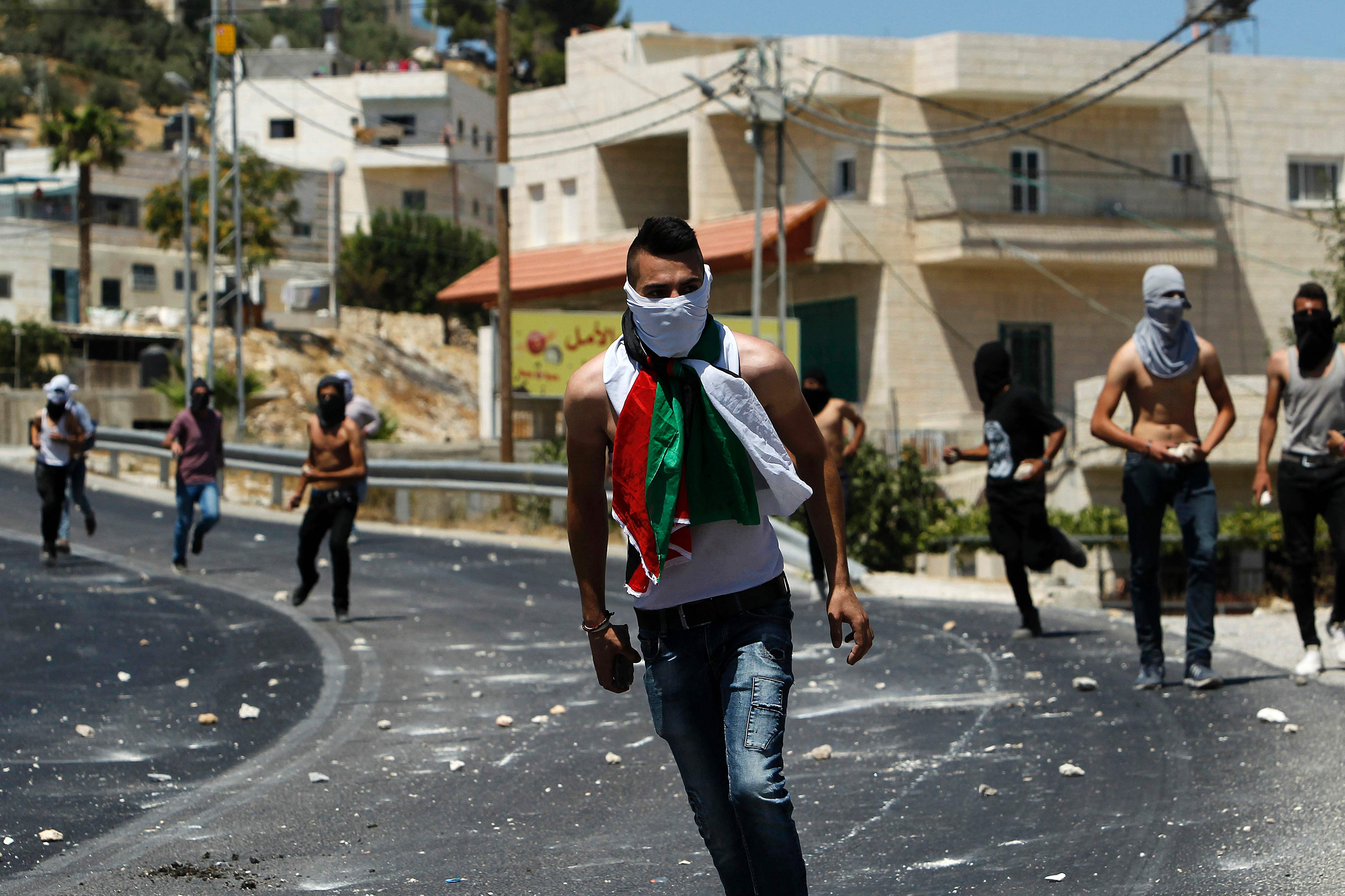 فلسطينيون يواجهون قوات الاحتلال بالضفة الغربية