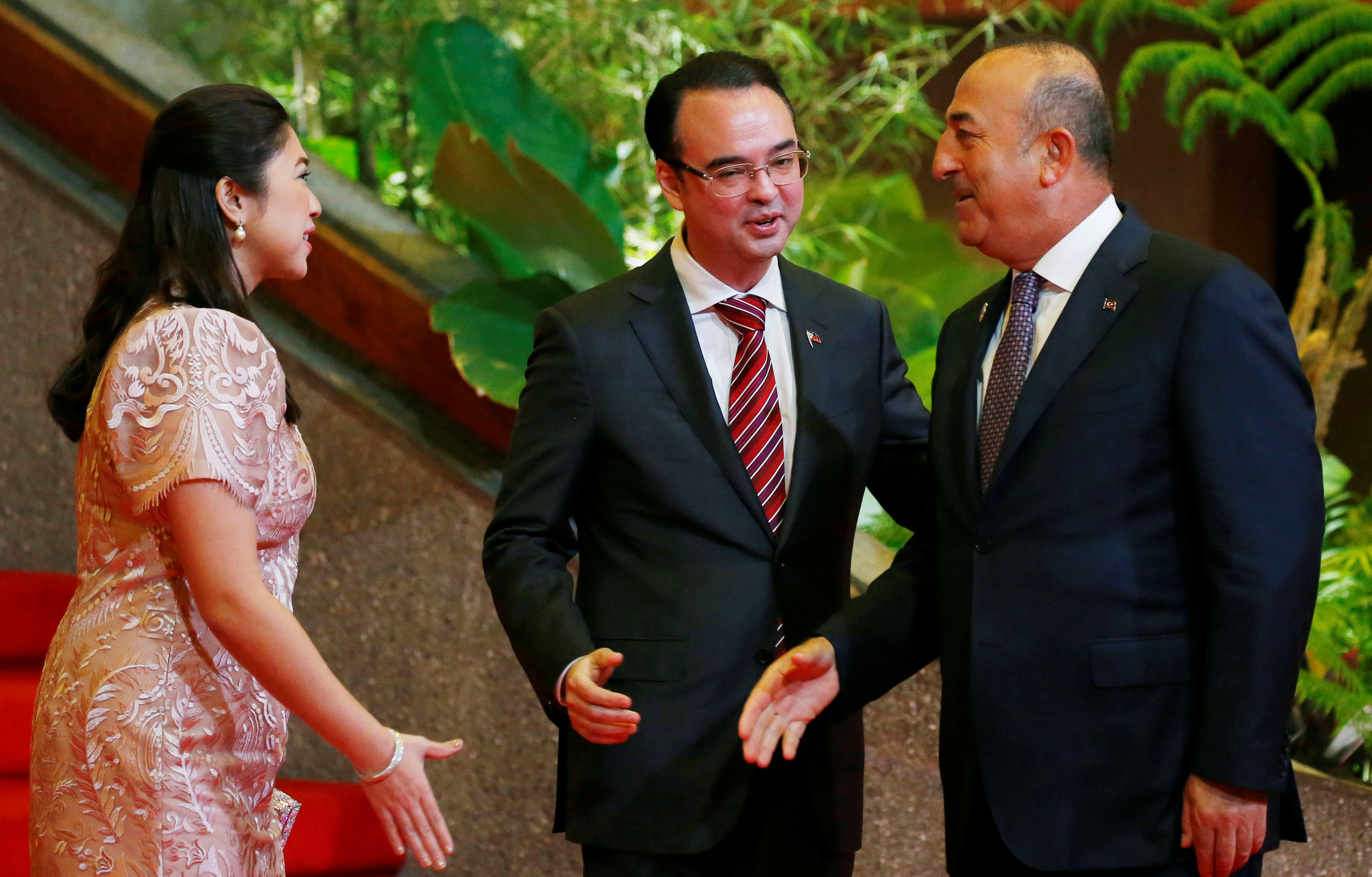 وزير خارجية الفلبين وزوجته يستقبلان ممثل الخارجية التركية