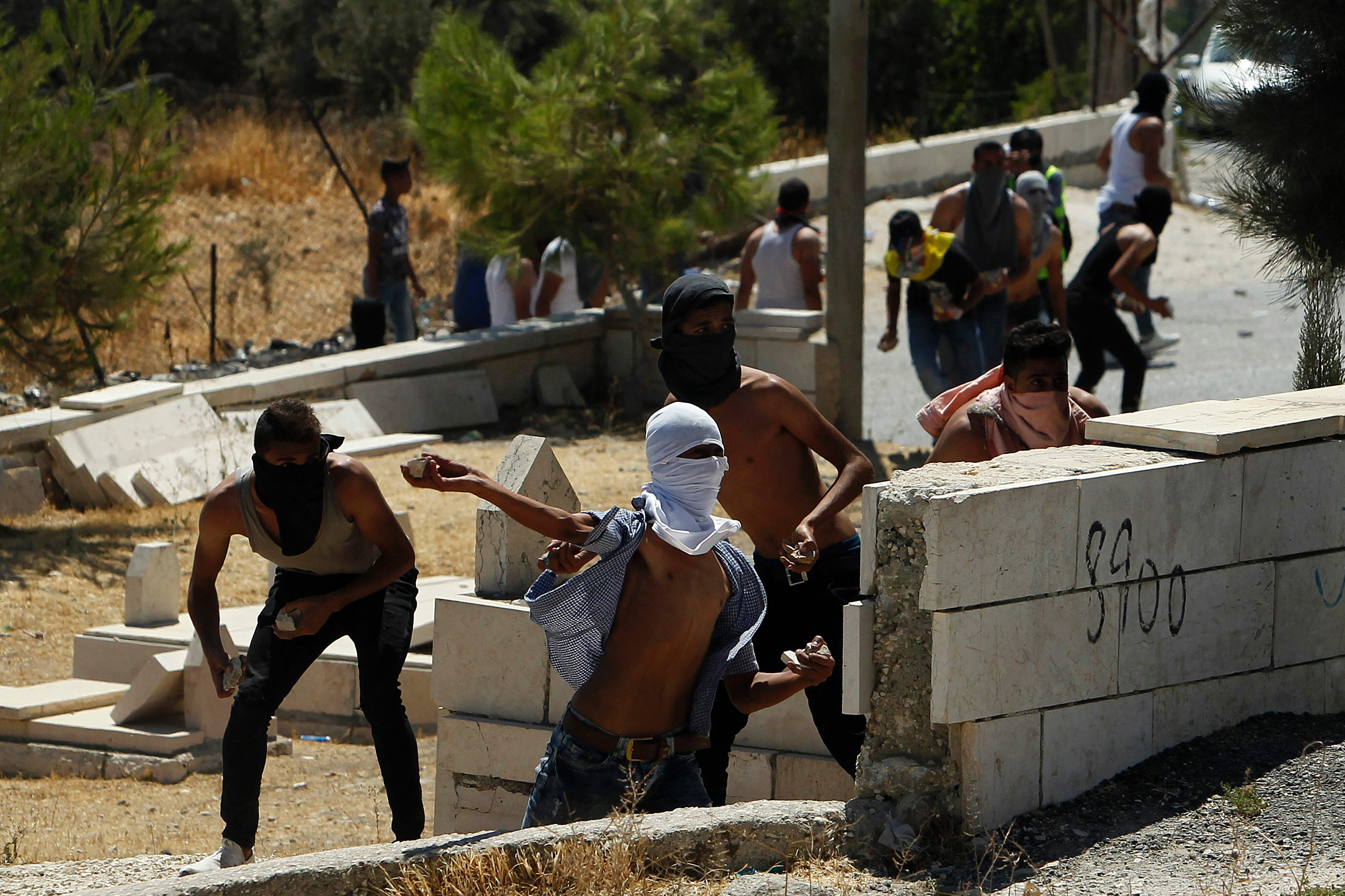 تراشق بالحجارة بين فلسطينيين وقوات الاحتلال