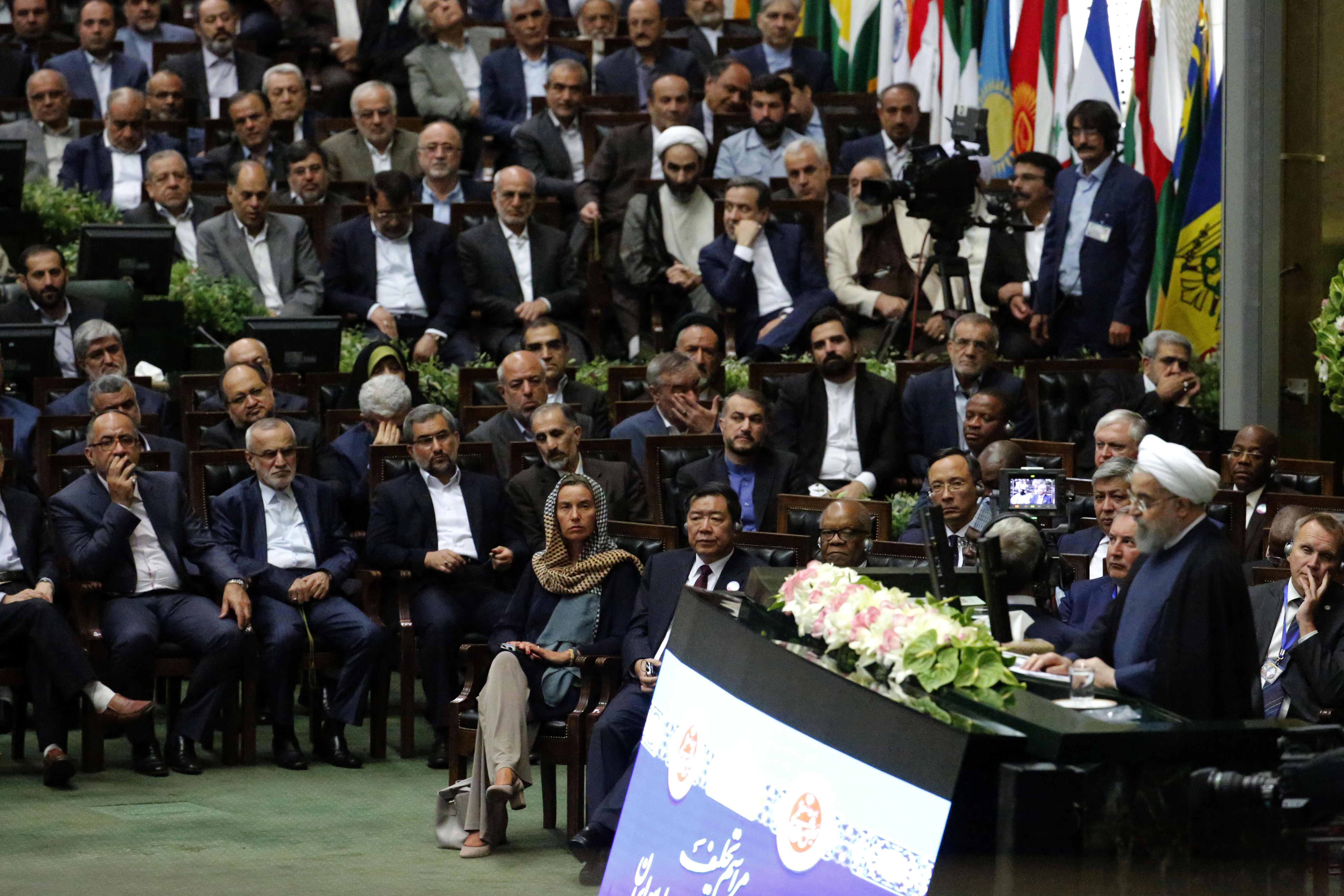 روحانى يؤدى اليمين الدستورية أمام البرلمان الإيرانى